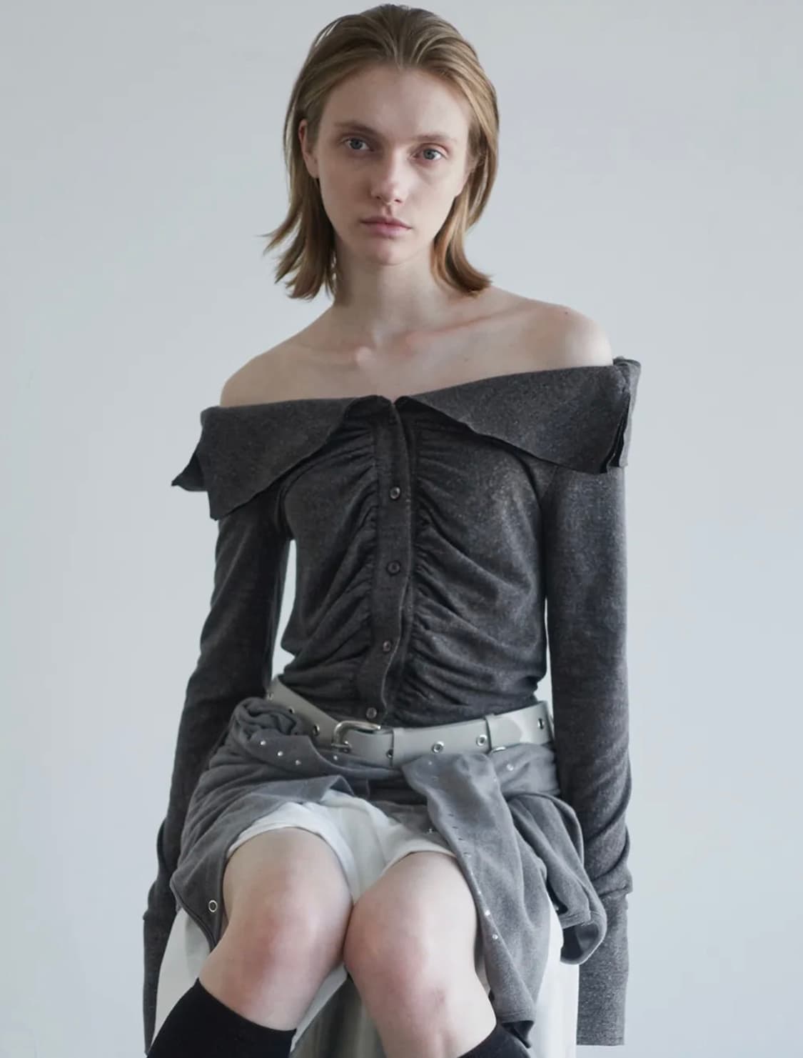 CERRIC WRINKLE OFF SHOULDER TOP / BROWN 상품이미지1