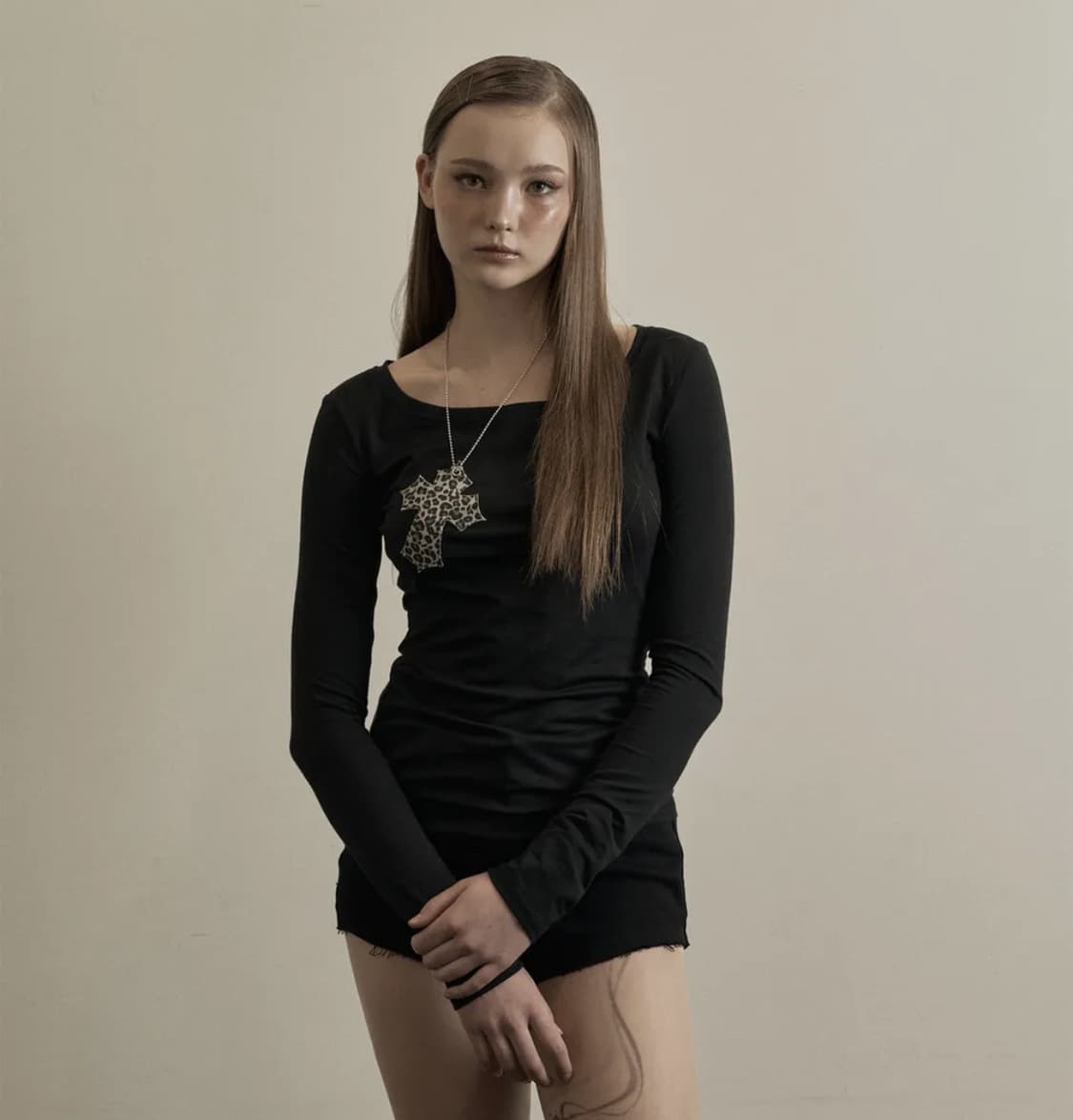 일리오 Black leopard cross necklace top 상품이미지2
