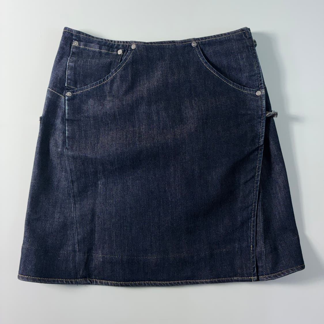 Levi‘s 리바이스 에지니어드진 00‘s 아이언 버클 데님 랩 스커트 상품이미지1