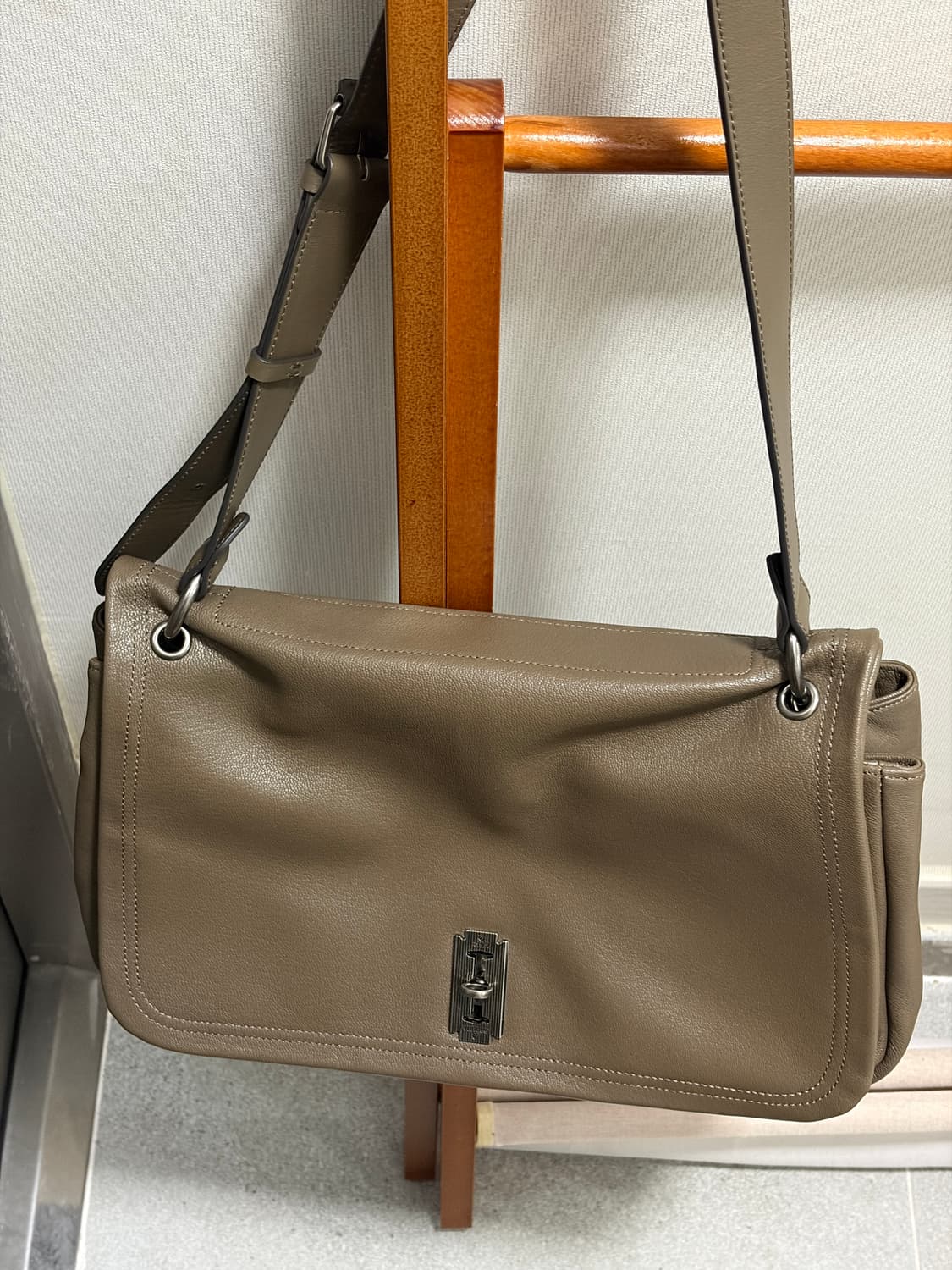 분크 퍼펙 톡 어바웃 잇 플랩 숄더 L 브라운 판매 상품이미지1