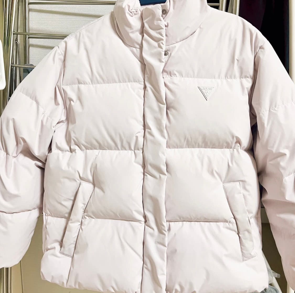 게스 오리털 하이넥숏푸퍼패딩 라이트핑크 상품이미지2