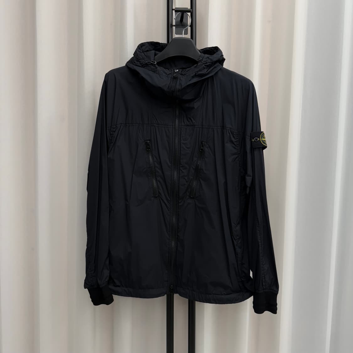 [24SS/L] 스톤아일랜드 후드 바람막이 블랙 상품이미지1