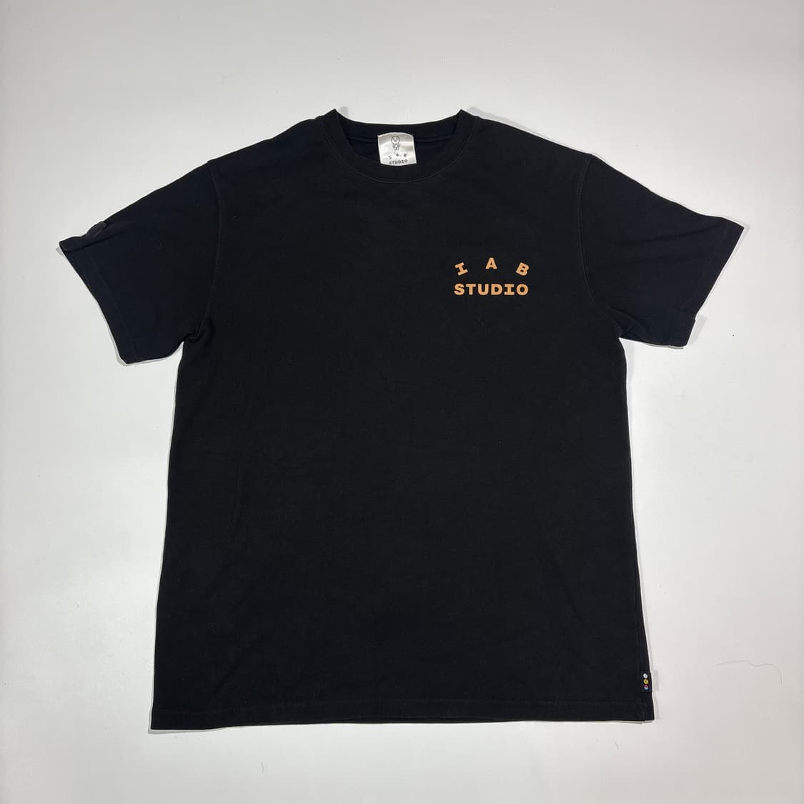 아이에이비 스튜디오 블랙 반팔 티셔츠 상품이미지1