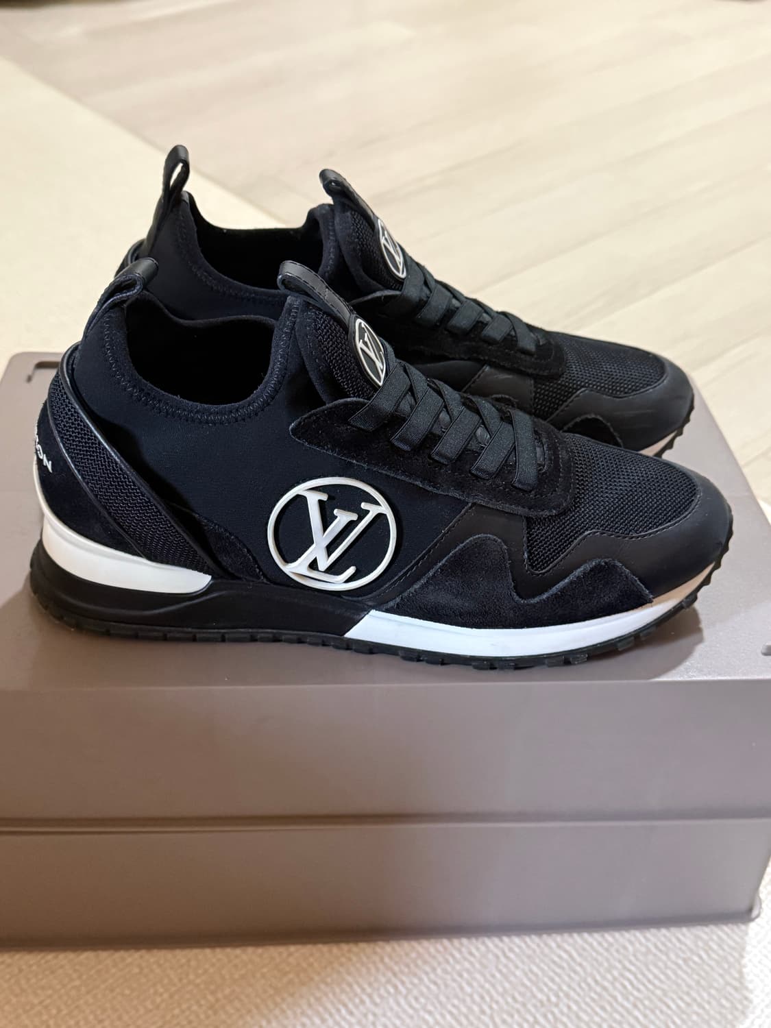 루이비통 런 어웨이 스니커즈 블랙 1A9J1C 37사이즈 상품이미지2