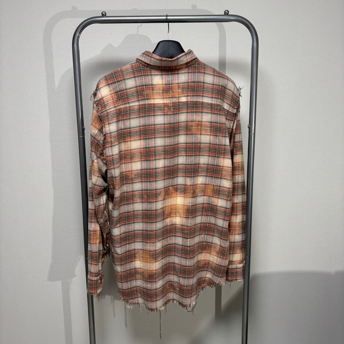 XL) R13 알써티 슈레드 심 드랍 넥 셔츠 오렌지 블리치 상품이미지2