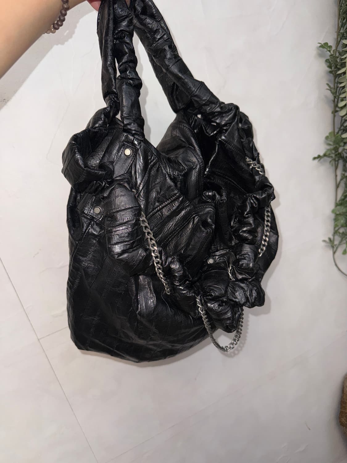 Black knotted chain leather tote bag 상품이미지3
