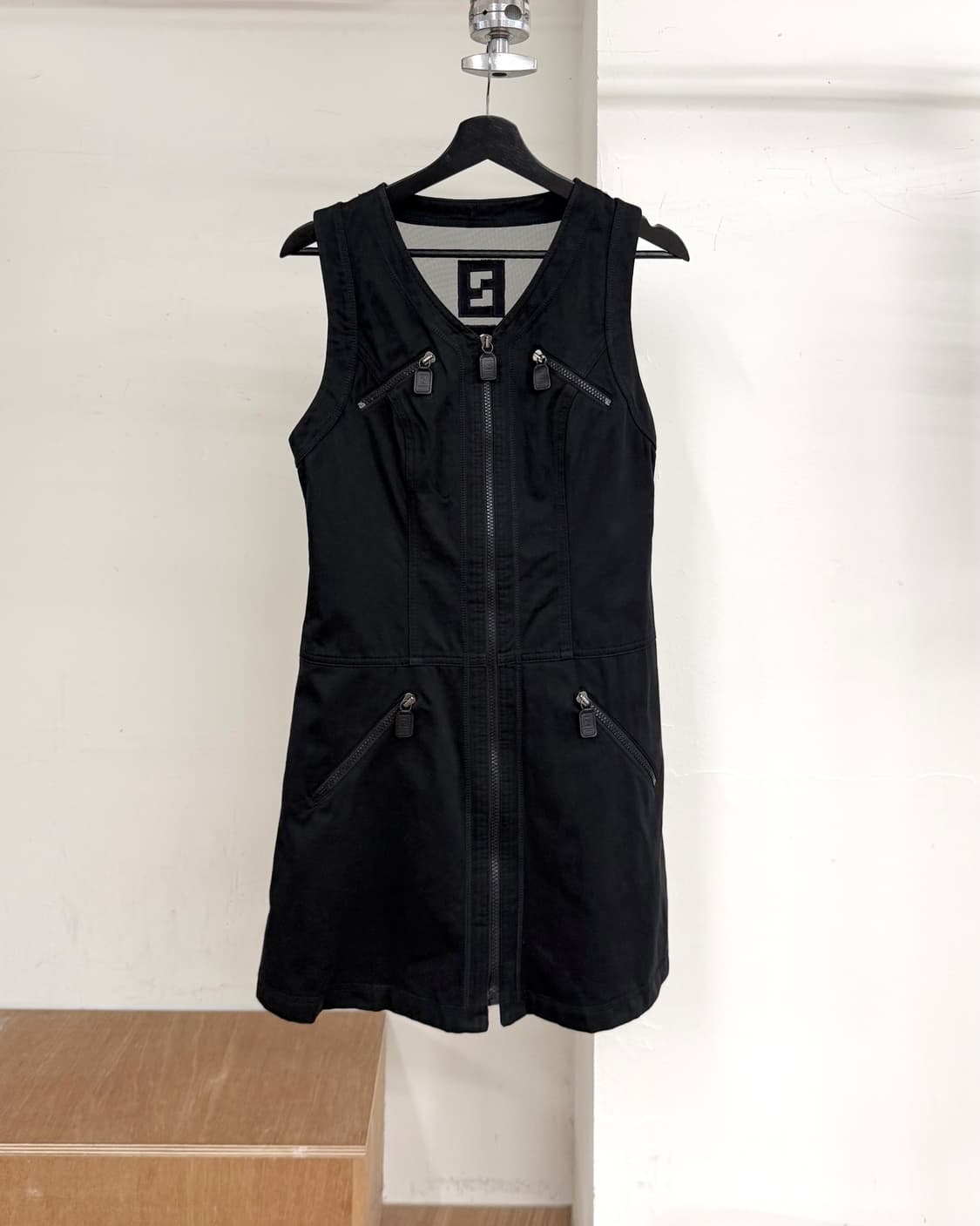 펜디 블랙 백로고 프론트 지퍼 드레스 상품이미지1