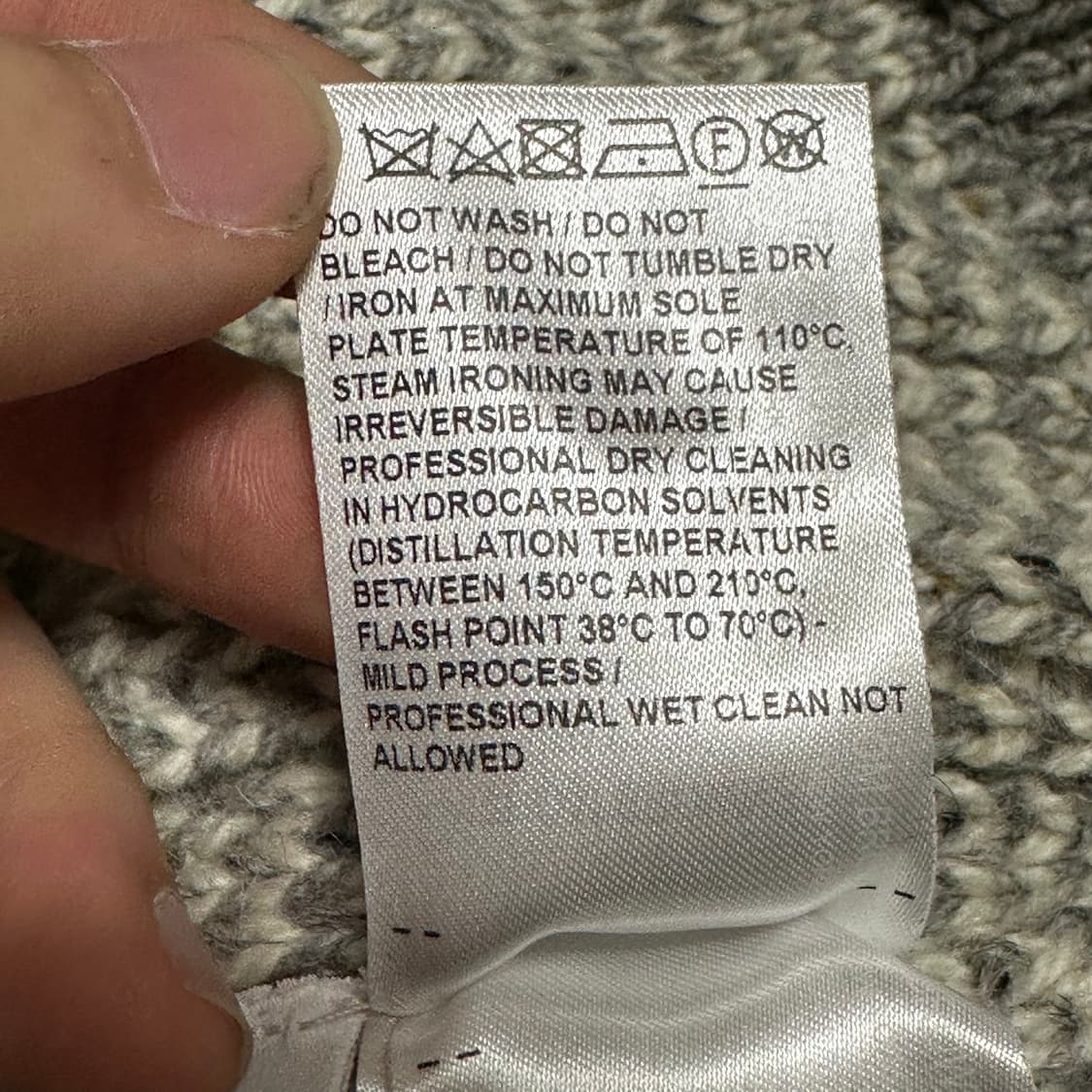 4 톰브라운 트위스트 케이블 브이넥 니트 상품이미지6