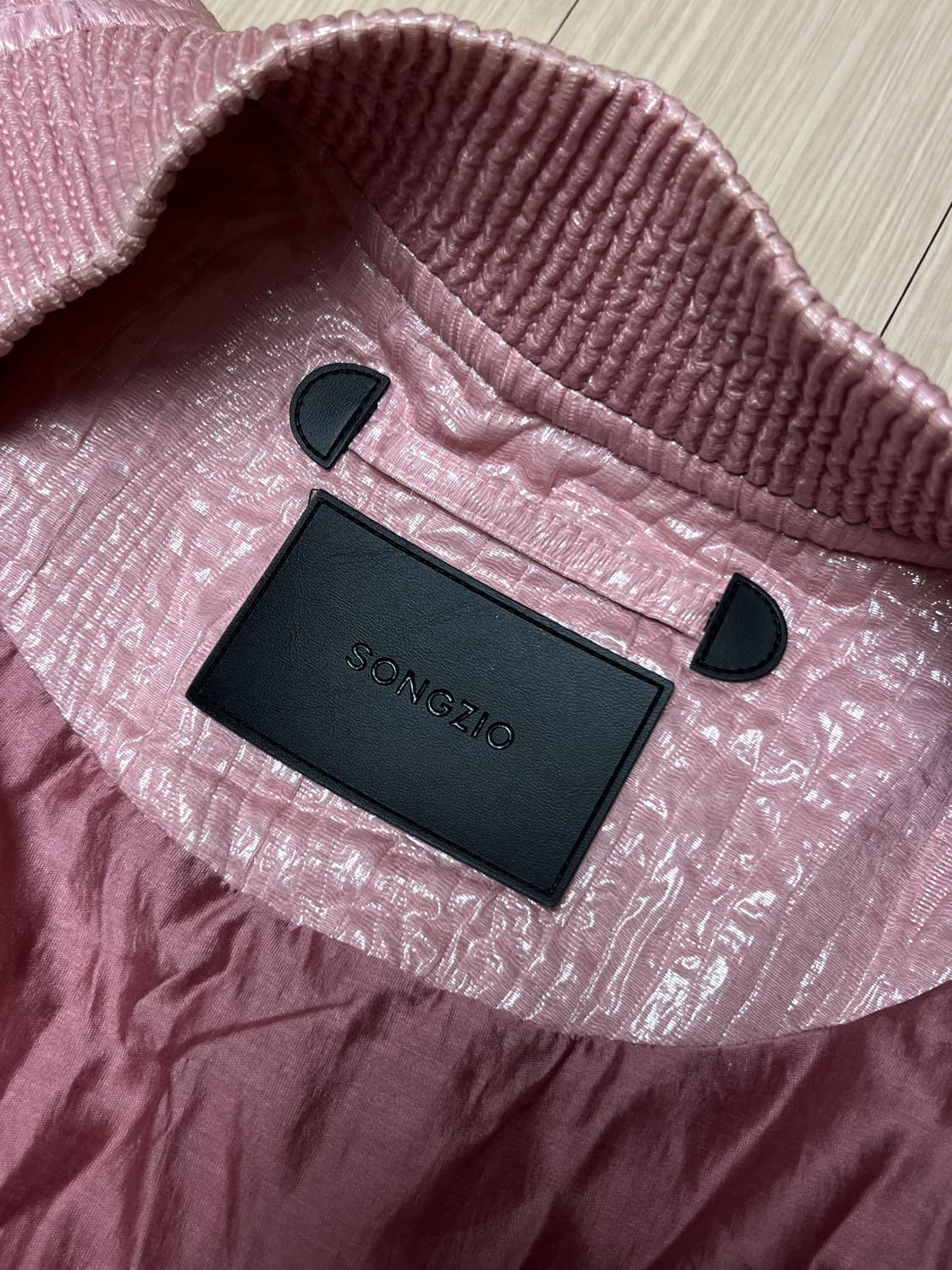 송지오 컬렉션 바이어스 컷 크롭 MA-1 상품이미지4