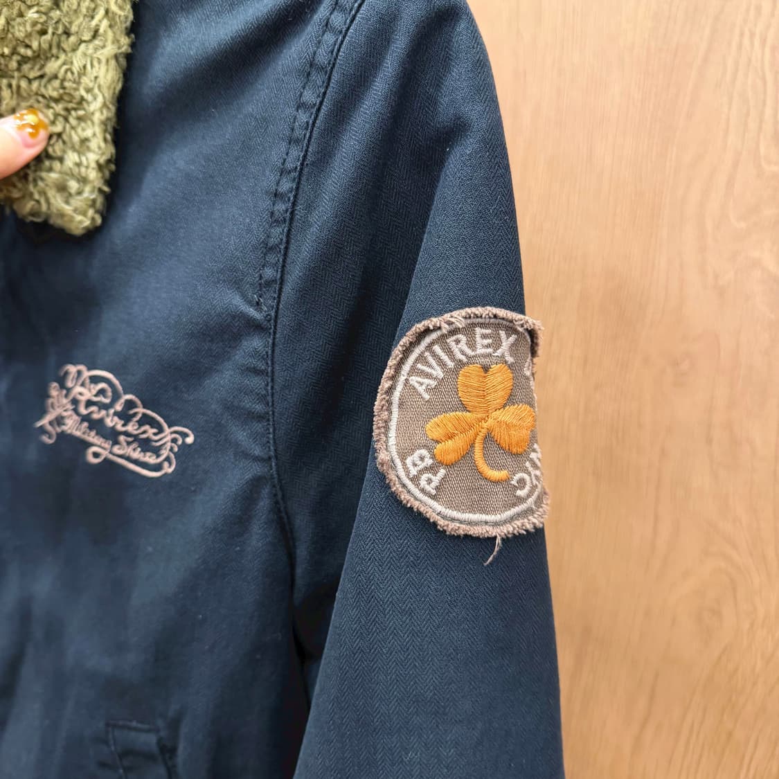 아비렉스 자켓 쉐르파 안감 로고 자수 패치 디테일 레귤러핏 블랙 상품이미지6