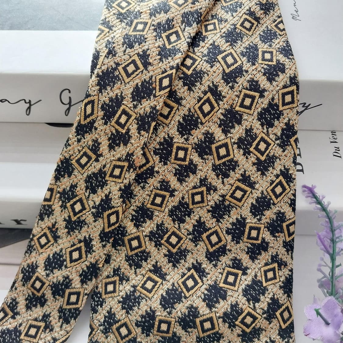 디올 실크 골드&블랙 패턴 넥타이 10.1cm A+등급 K1321
 상품이미지3