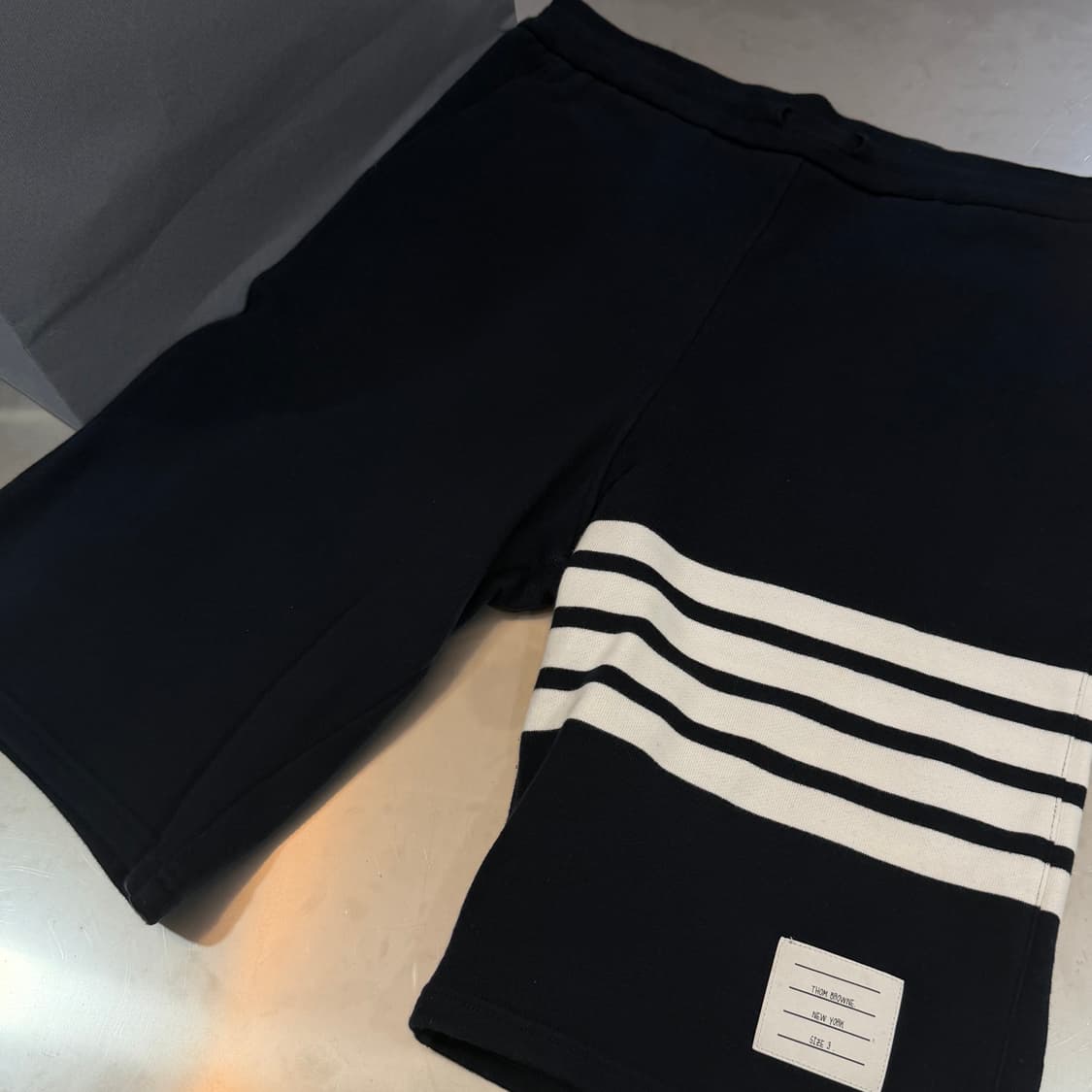 [리오브] 톰브라운 사선 완장 자수 금장 반바지
 상품이미지3