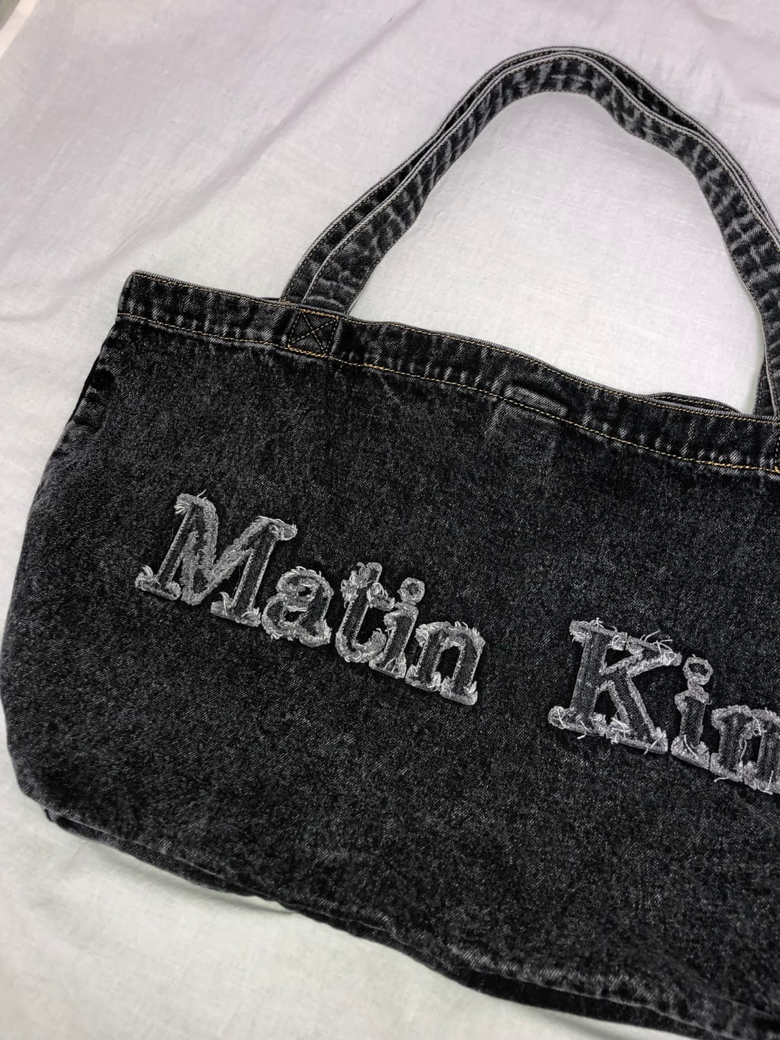 마뗑킴 로고 워시드 데님 토트백 블랙 상품이미지1