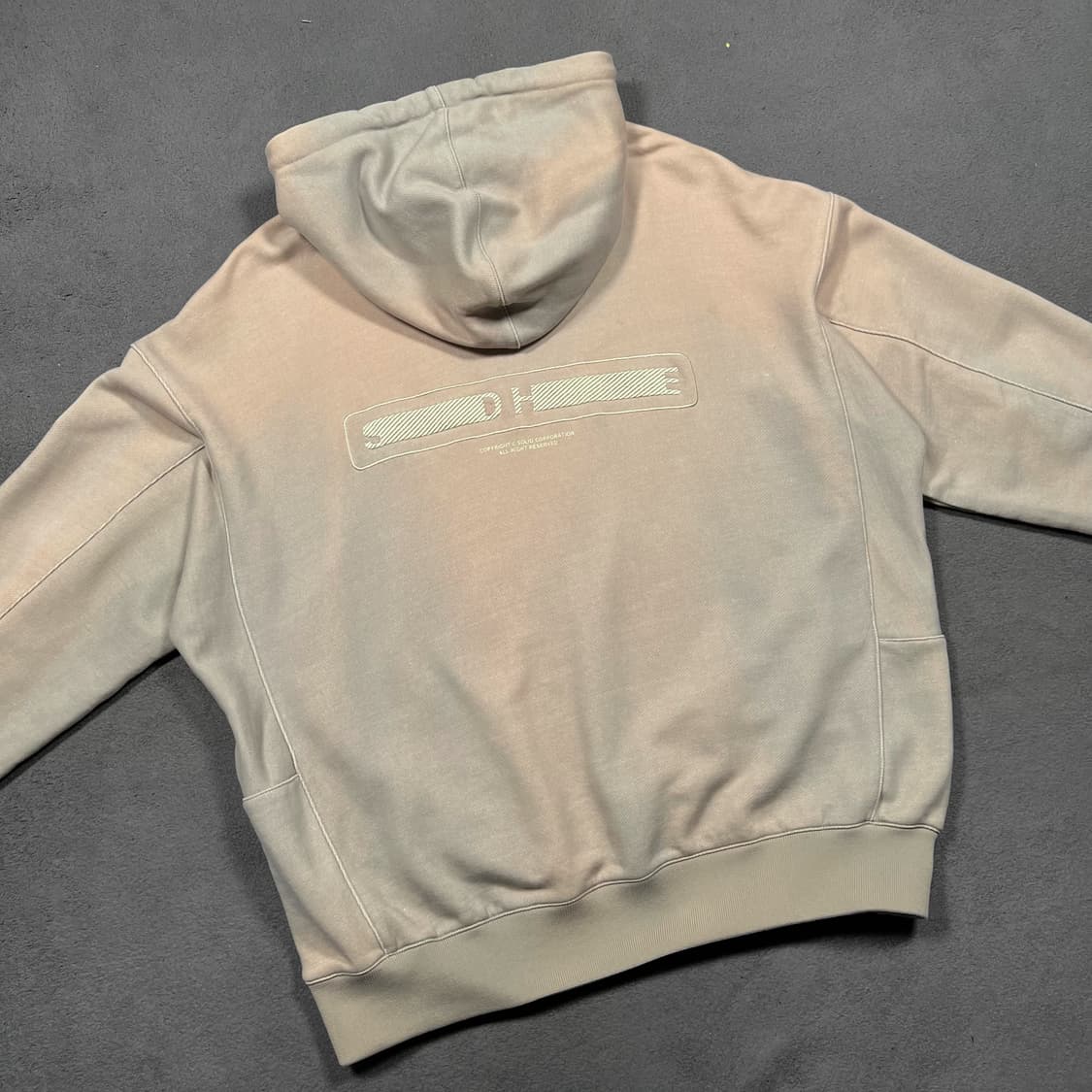 솔리드옴므 21SS 백로고 그레이 후드티 상품이미지1