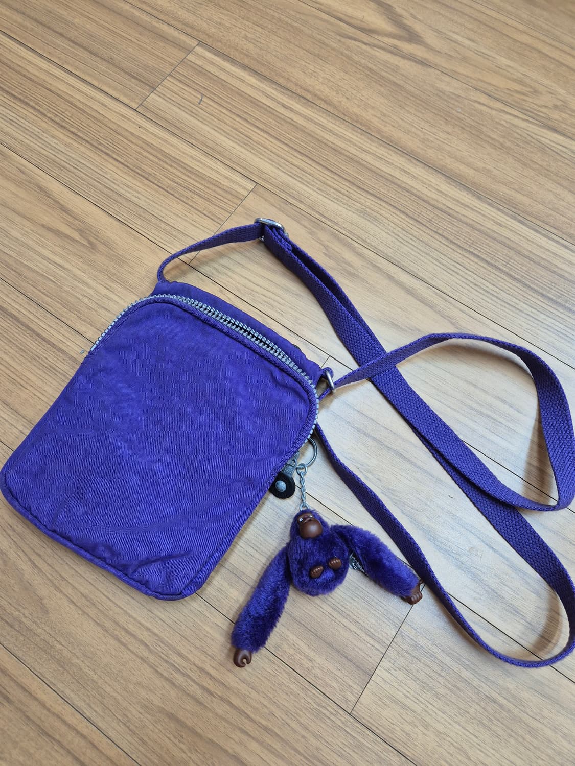 키플링 보라색 크로스백 판매합니다. 가벼운 재질이라 평소에 들고 다니기  상품이미지2