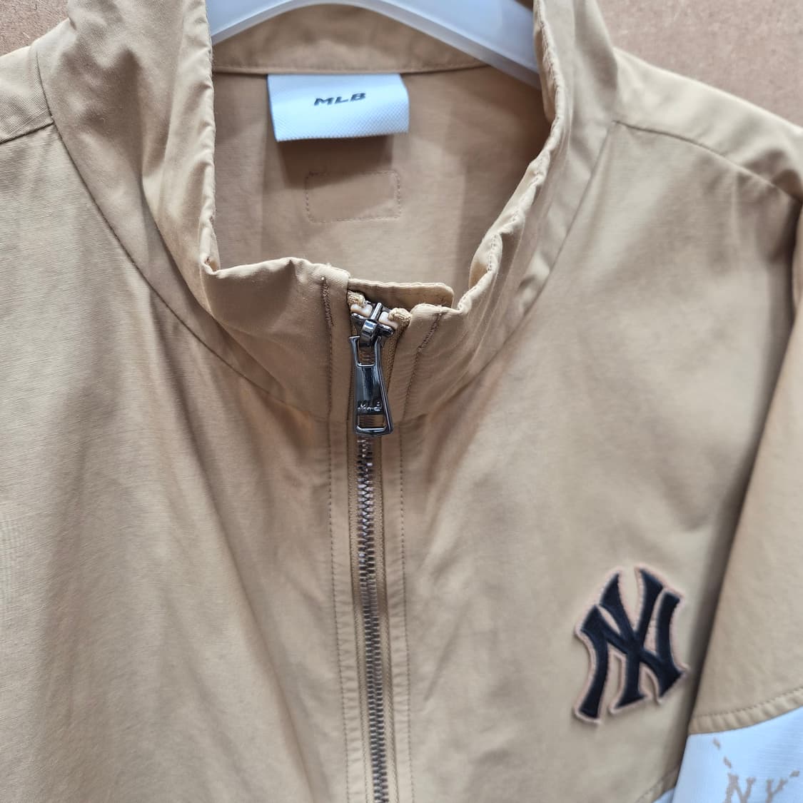 MLB 다이아 모노그램 자가드 스탠넥 바람막이 상품이미지3