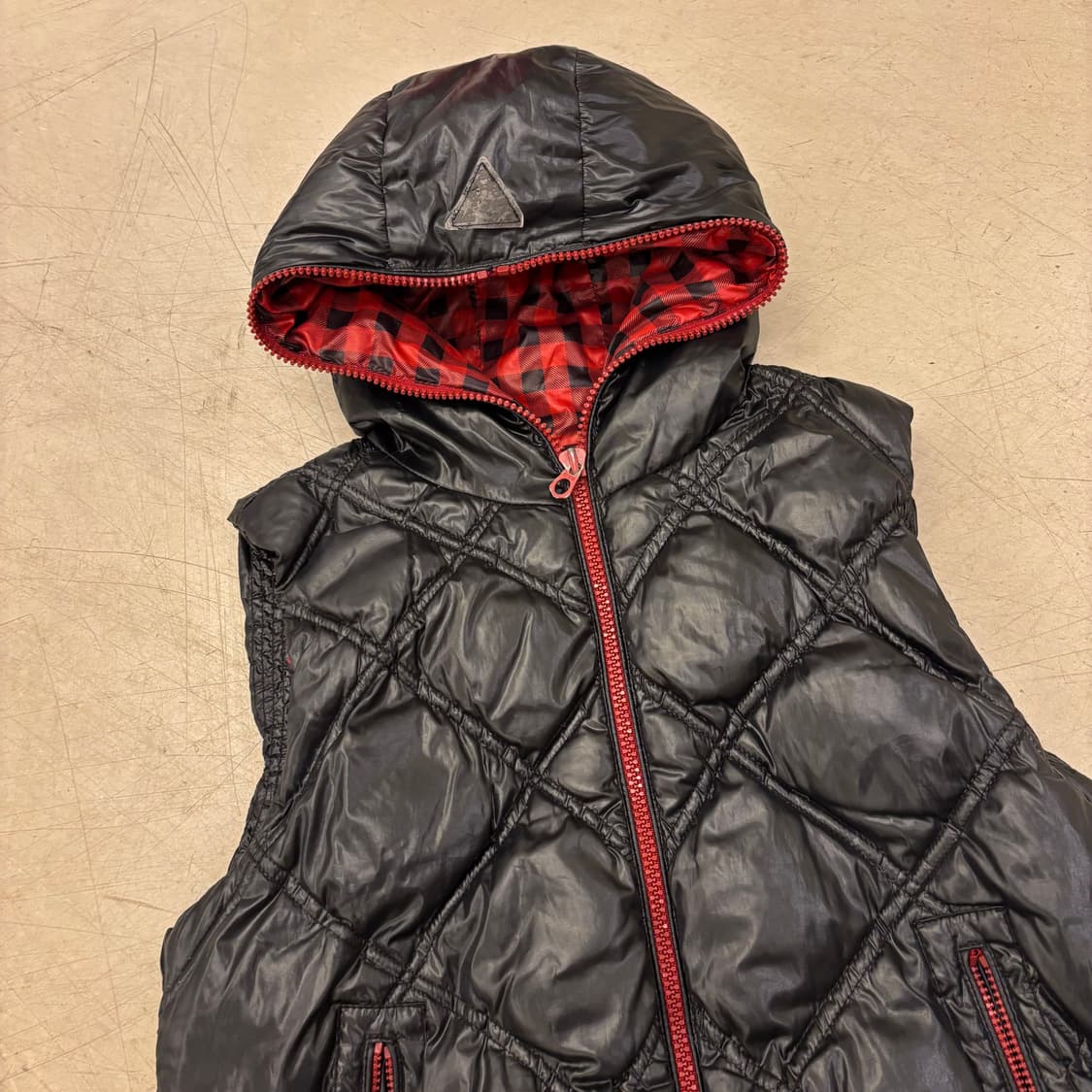 게스 유광 덕다운 패딩 조끼 상품이미지2