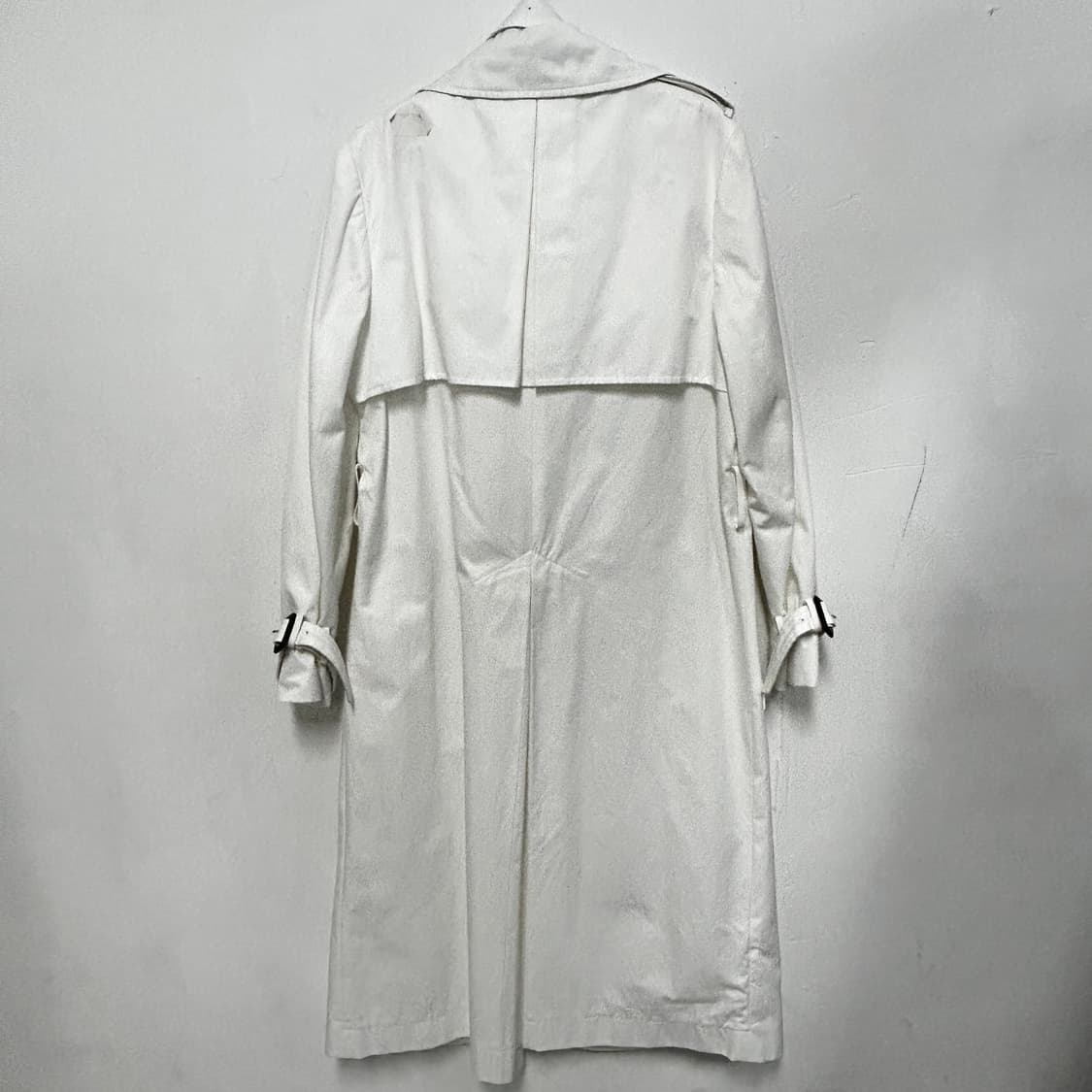 어나더라운지 화이트 트렌치코트 상품이미지3