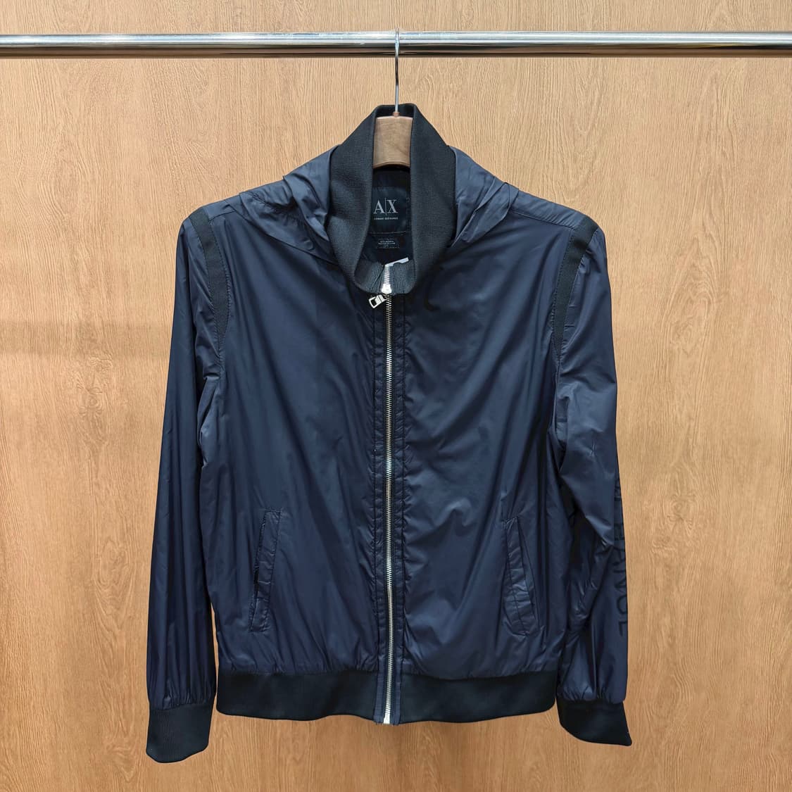 아르마니 익스체인지 나일론 바람막이 메탈 지퍼 웰트 포켓 디테일 블랙 상품이미지2