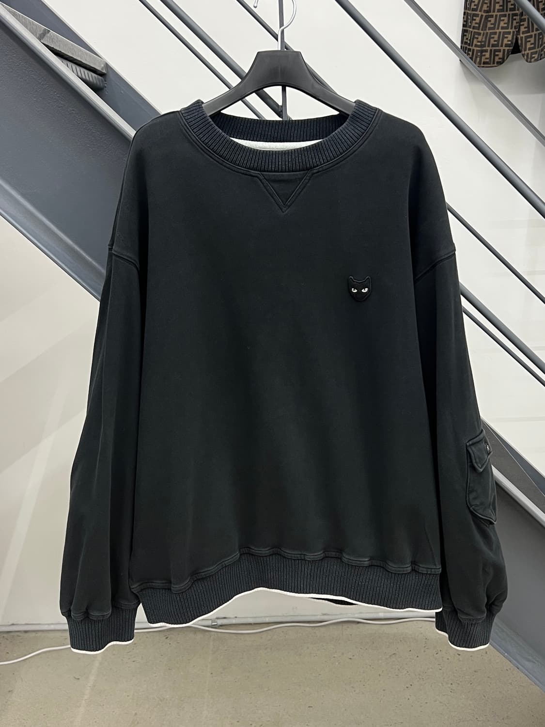 송지오 지제로 팬서 포켓 맨투맨 / 블랙 상품이미지1