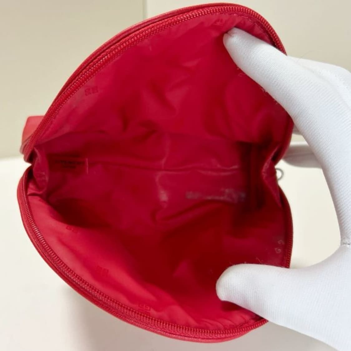 지방시 Givenchy 레드 반달 가죽 파우치 (새제품) 상품이미지8