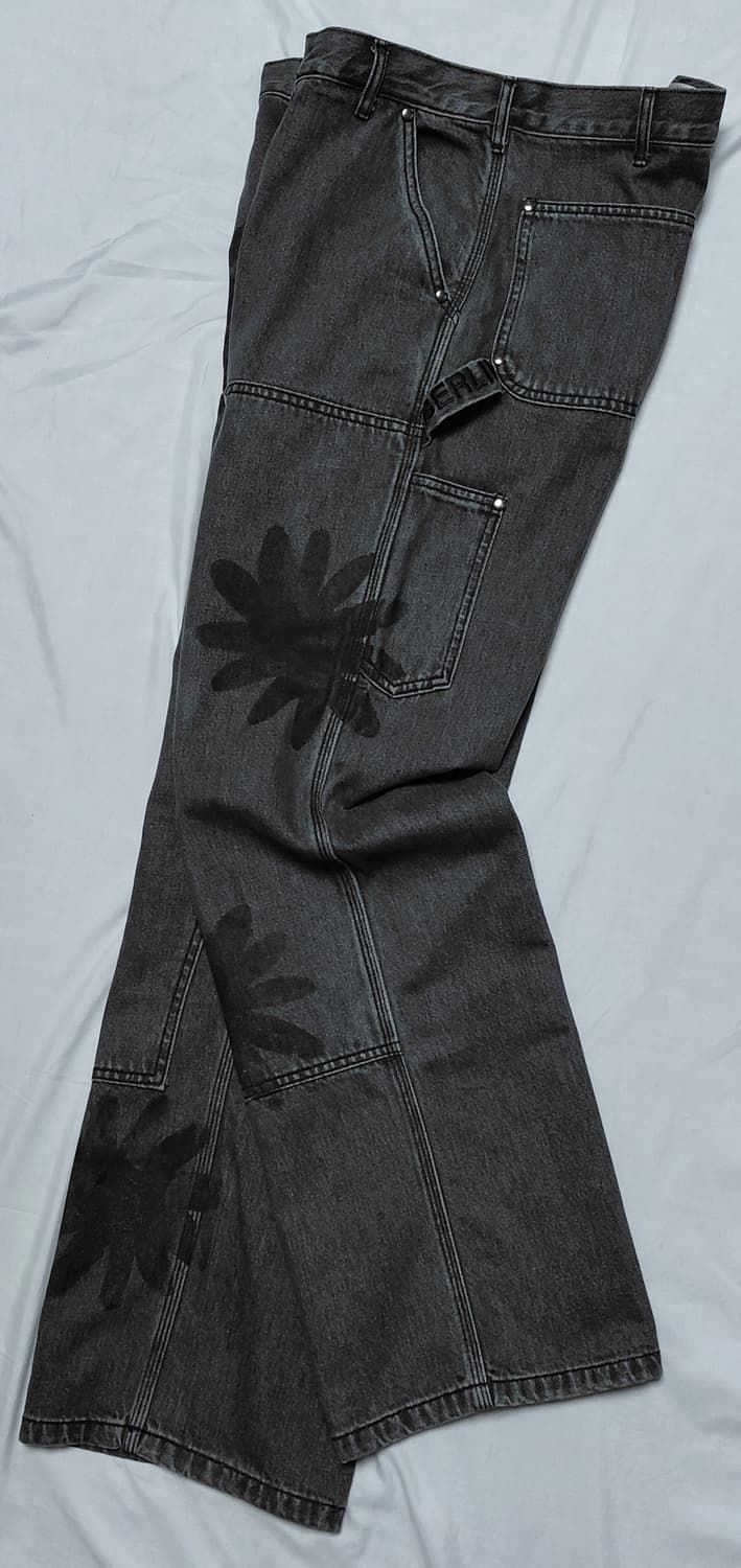 [L] 더 뮤지엄 비지터 플라워 아트워크 더블니 카펜터 데님 팬츠 상품이미지7