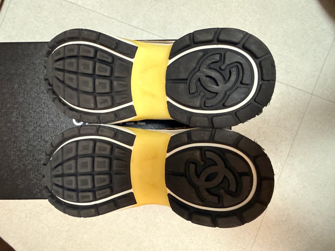 샤식스. 샤넬 스니커즈 37.5 white gold silver 상품이미지5