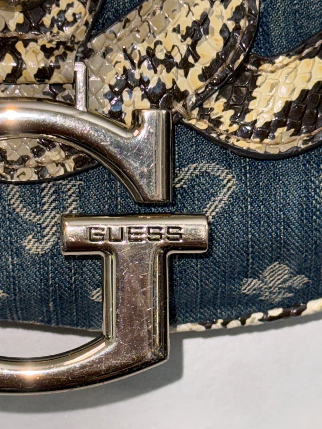Guess denim jacquard python chain 숄더백 상품이미지4