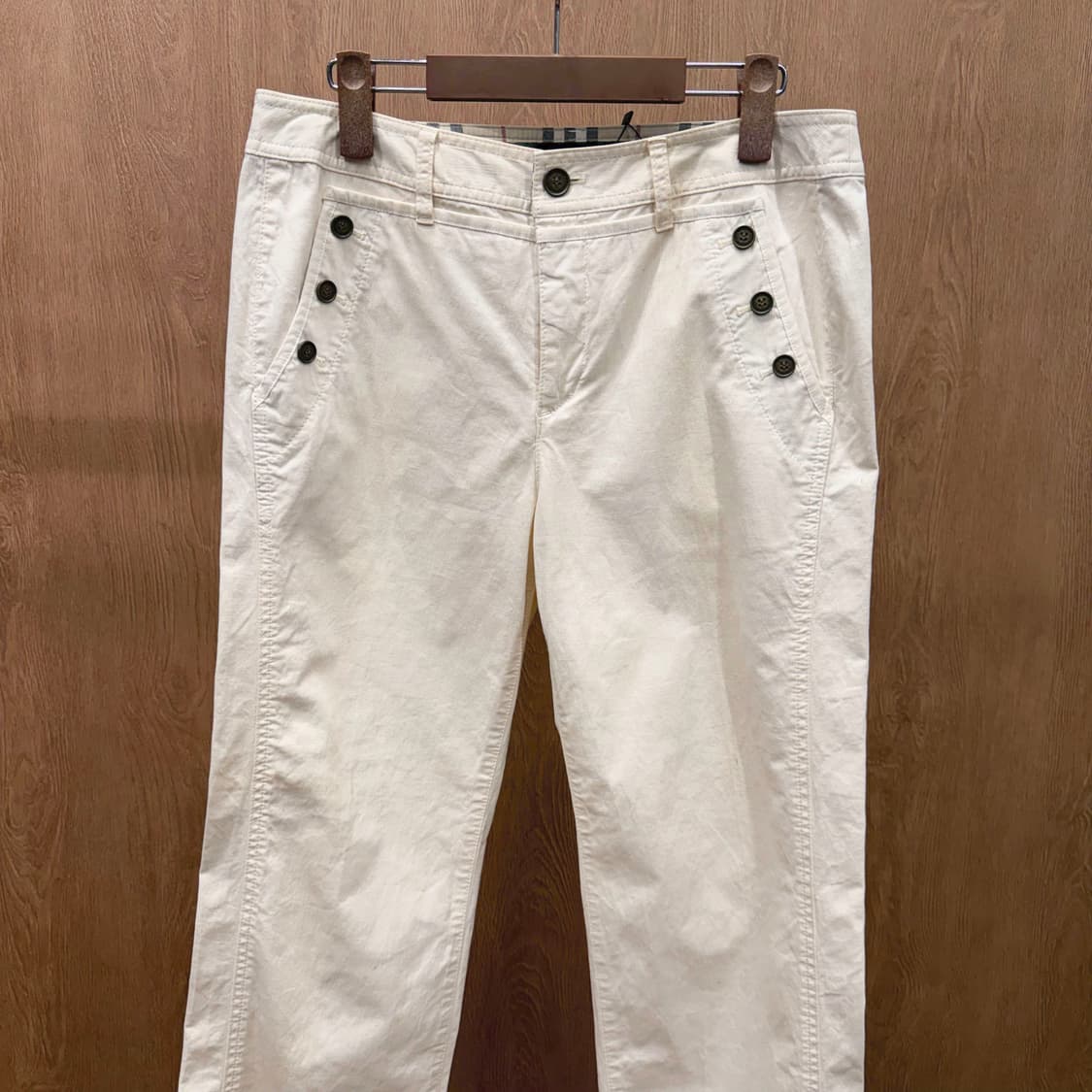 버버리 런던 팬츠 사이드 버튼 장식 포켓 디테일 스트레이트핏 아이보리 상품이미지4