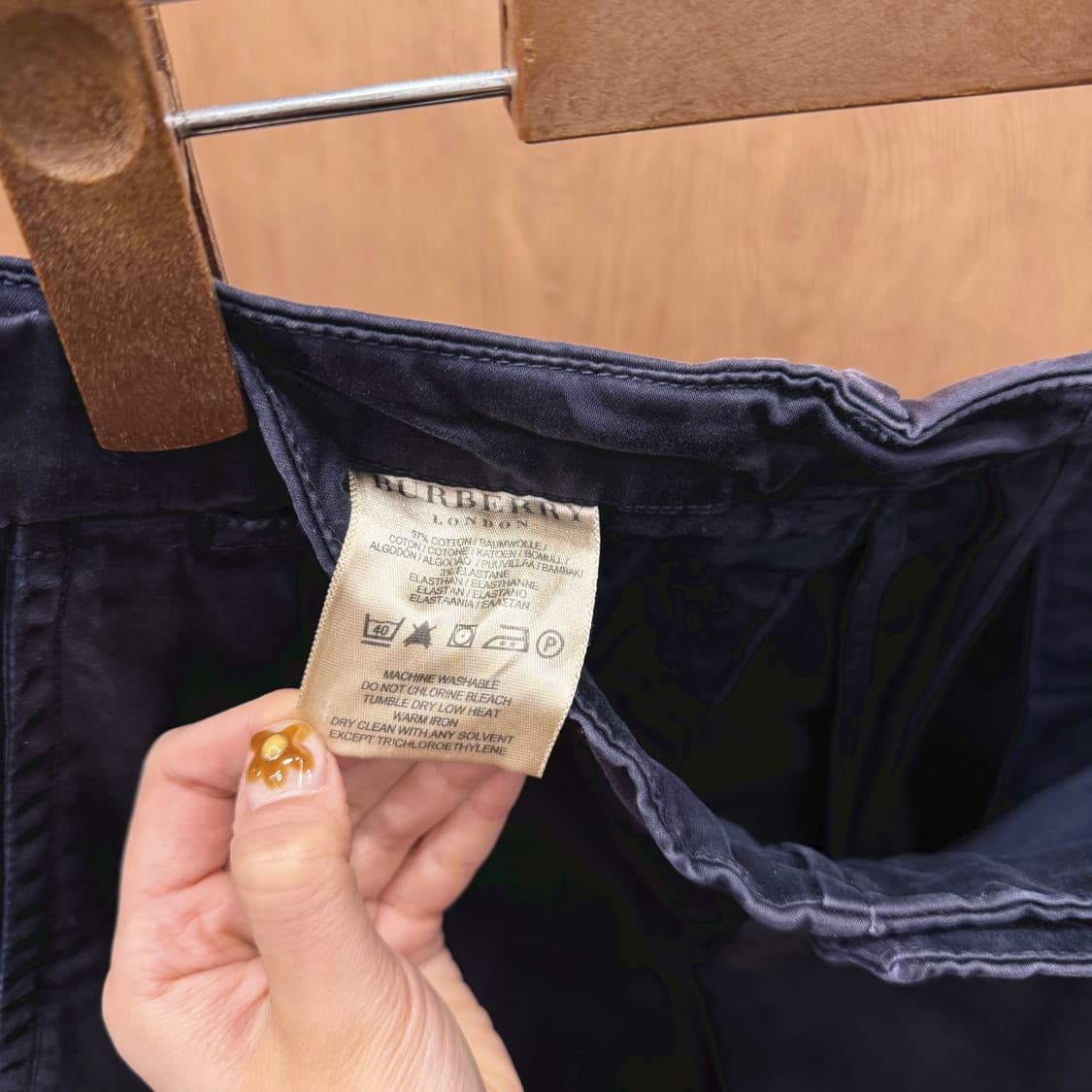 버버리 런던 코튼 팬츠 사이드 힙 포켓 로고 자수 디테일 딥 네이비 상품이미지8