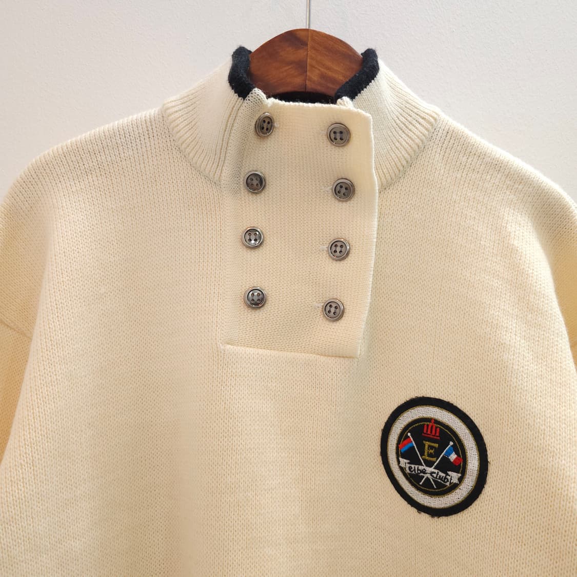 울혼방 스키 로고 버튼 하프넥 아이보리 니트 상품이미지3