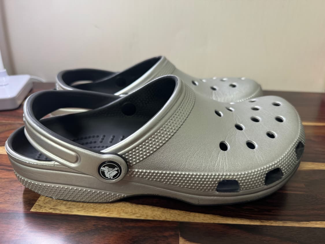 크록스 클래식 메탈릭 클로그 실버 상품이미지4