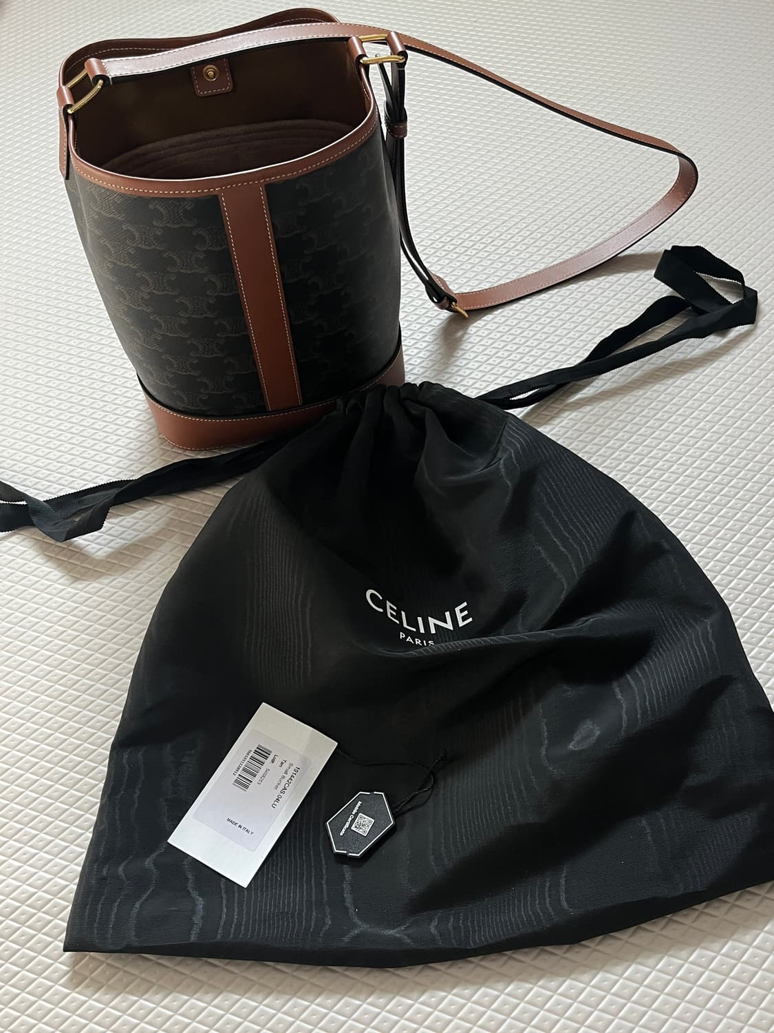 셀린느 스몰 버킷백 탄 상품이미지1