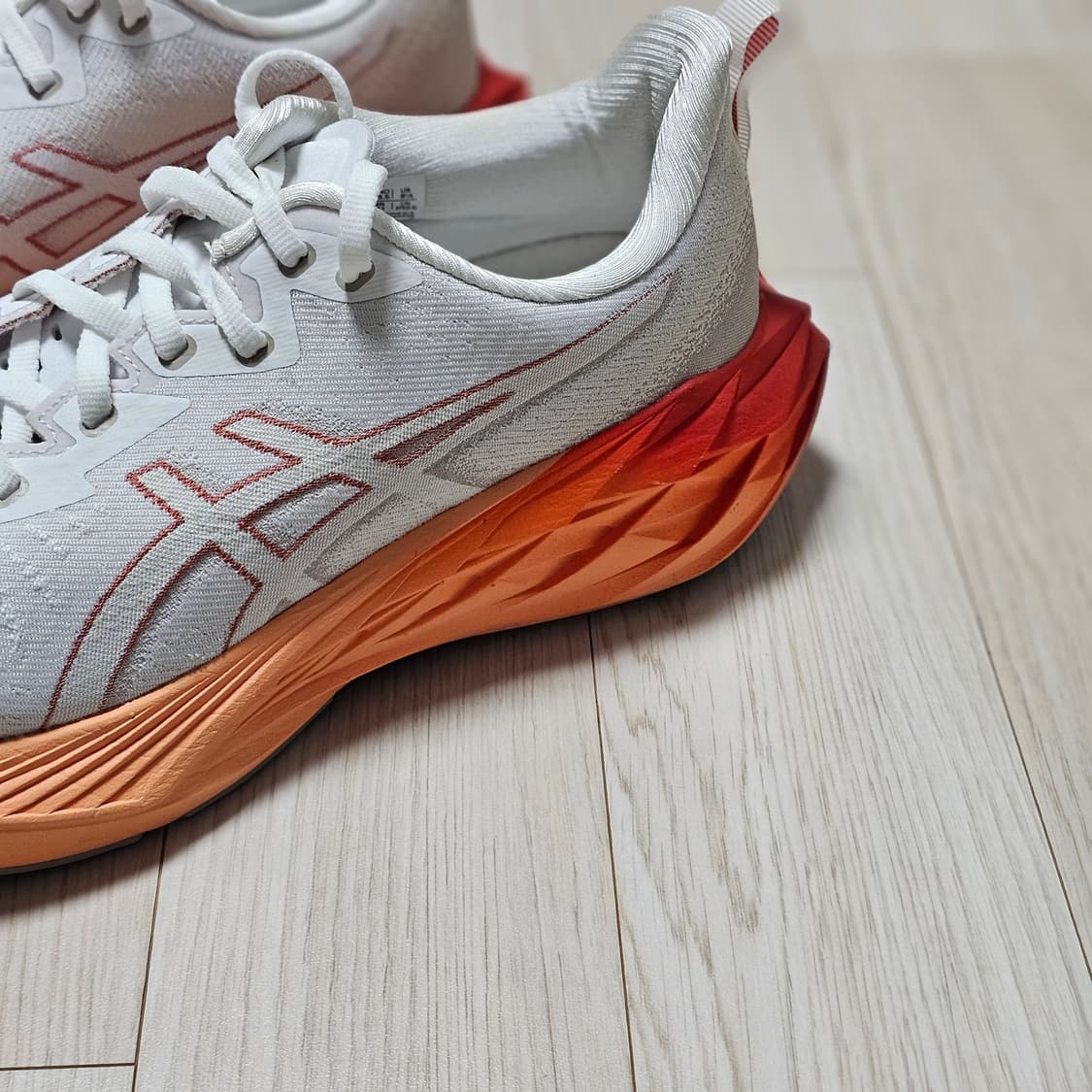 아식스 노바블라스트 4 화이트 문락 오렌지 러닝화 런닝 상품이미지3