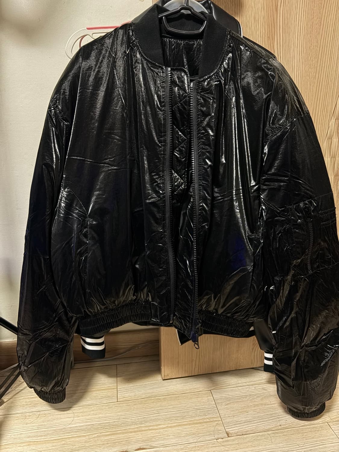 아이러니포르노화이트) 글로시 크롭 패딩 남녀공용 무신사 상품이미지1