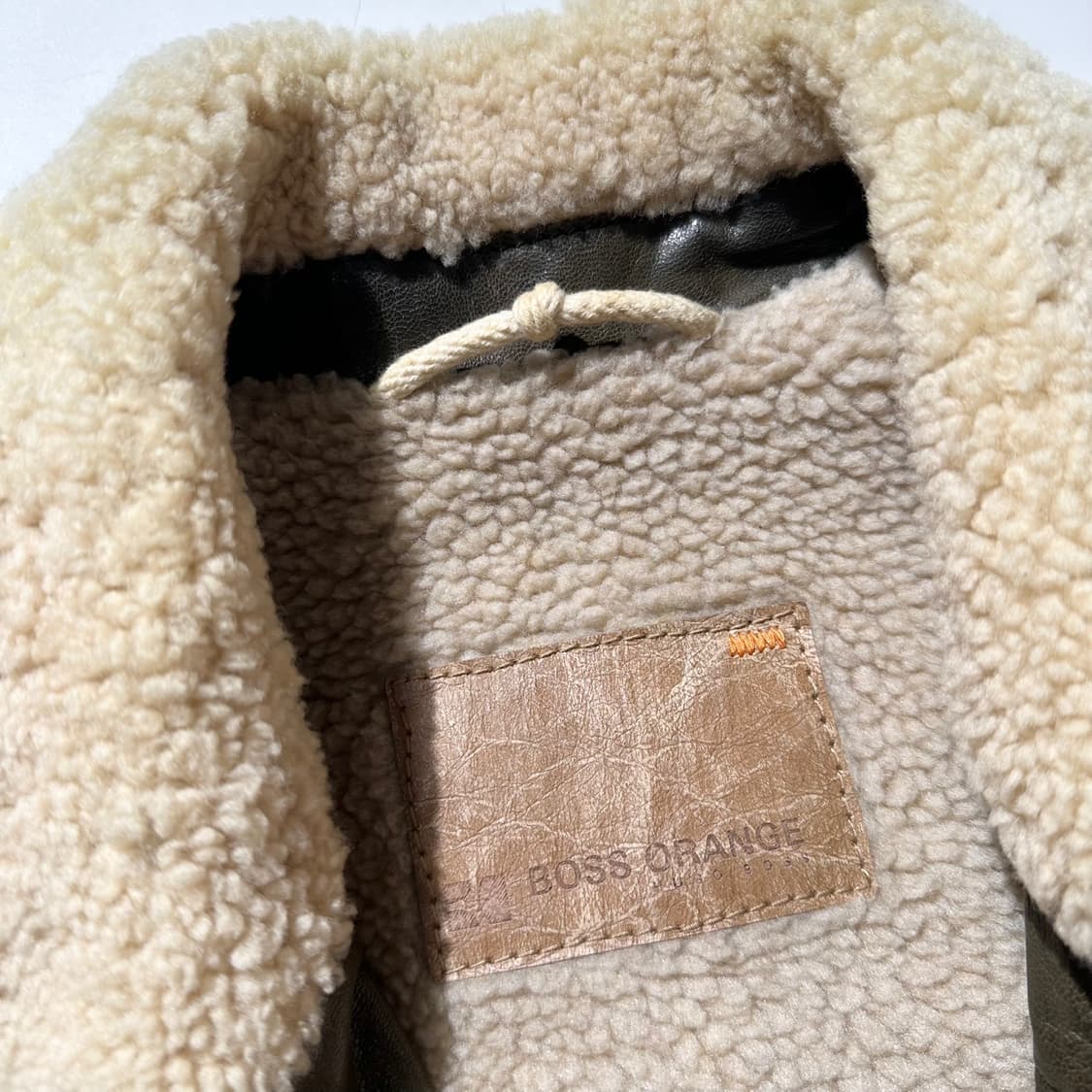 휴고보스 오렌지 고트스킨 레더 시어링 봄버 자켓 상품이미지4