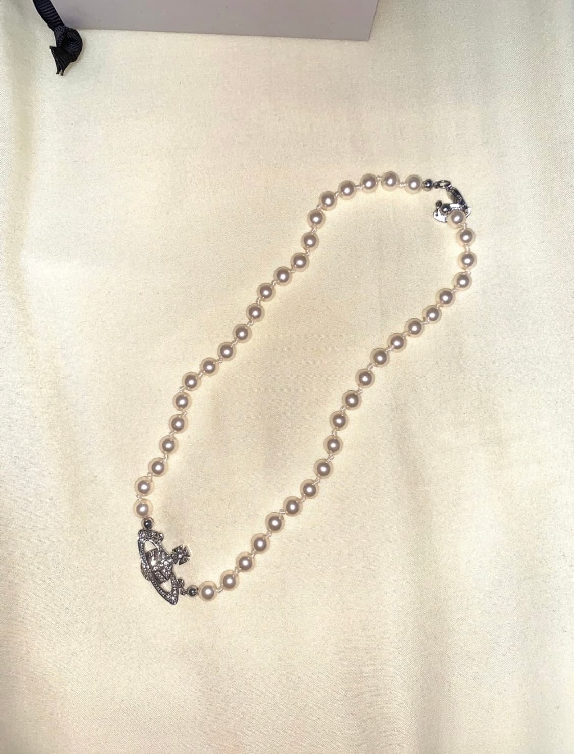 [새상품] 비비안웨스트우드 미니 바스 릴리프 진주 초커 목걸이 / 실버 상품이미지3