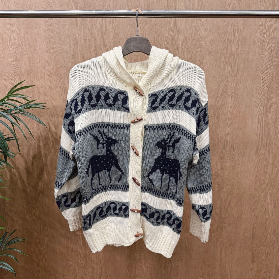 빈티지 후드 니트 가디건 사슴 자카드 패턴 우드 토글 디테일 아이보리 상품이미지1