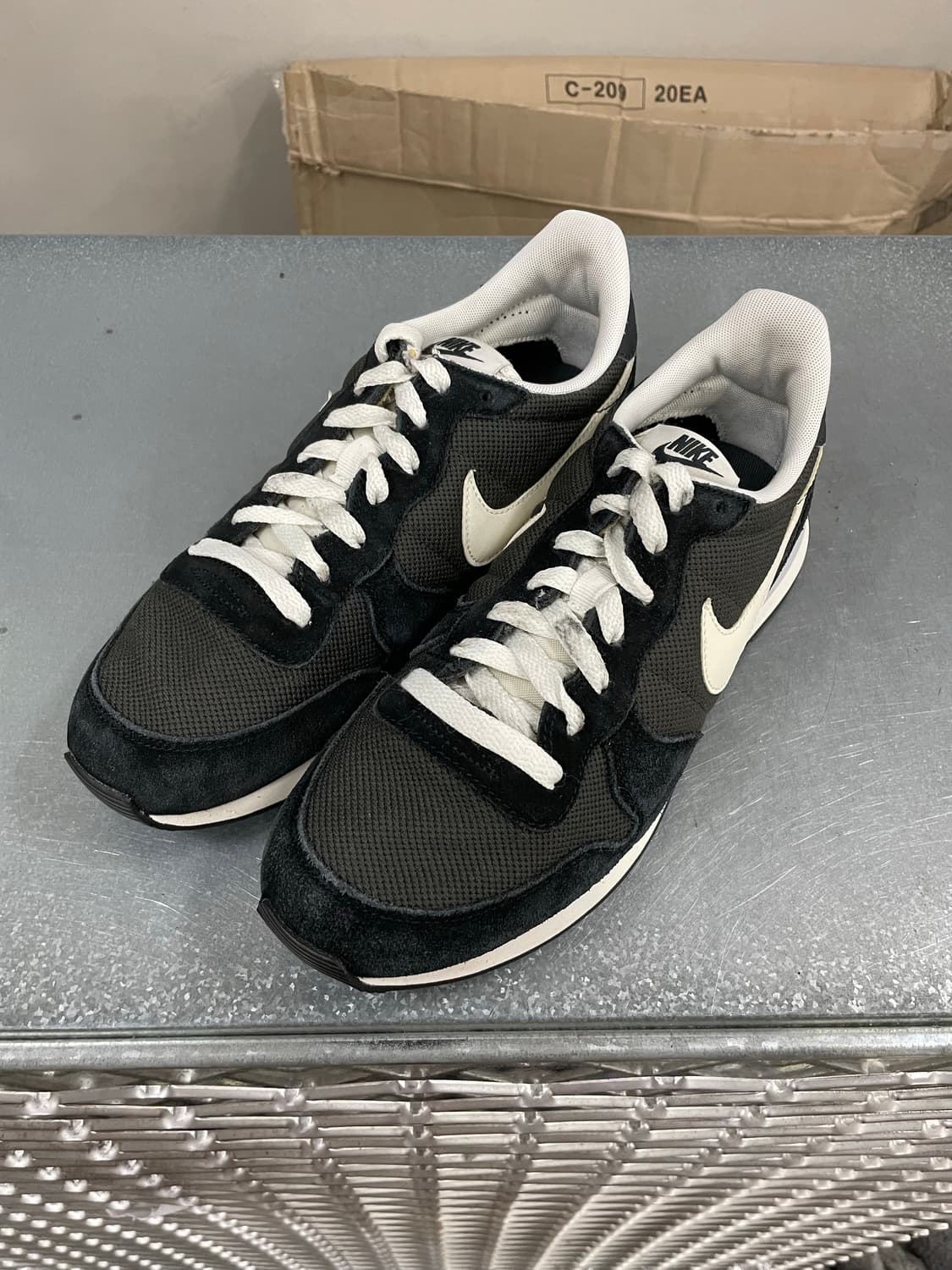 나이키 인터내셔널리스트 블랙 화이트 255 상품이미지2