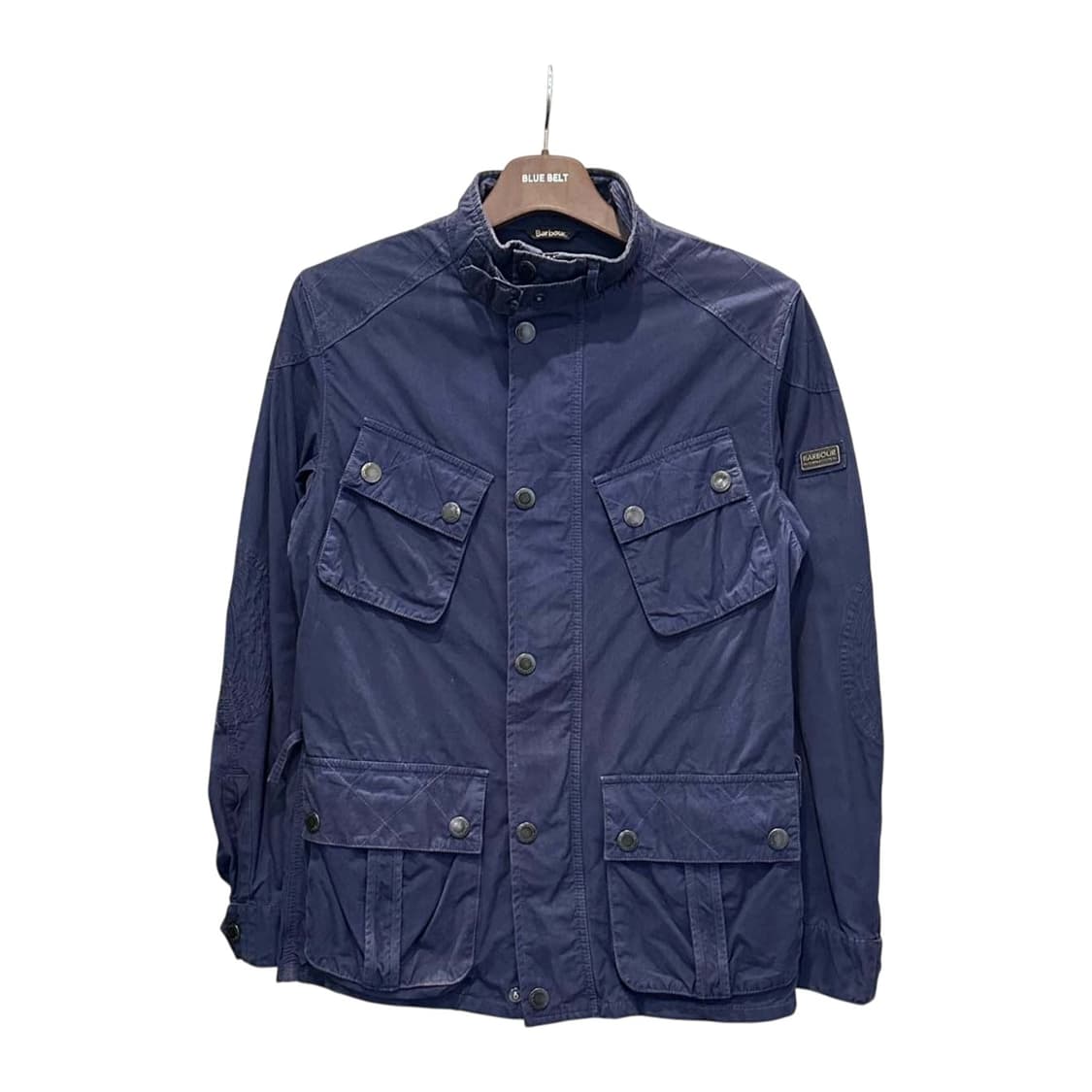 바버 필드 자켓 스탠드 버클 카라 4포켓 소매 로고 디테일 블루 상품이미지1