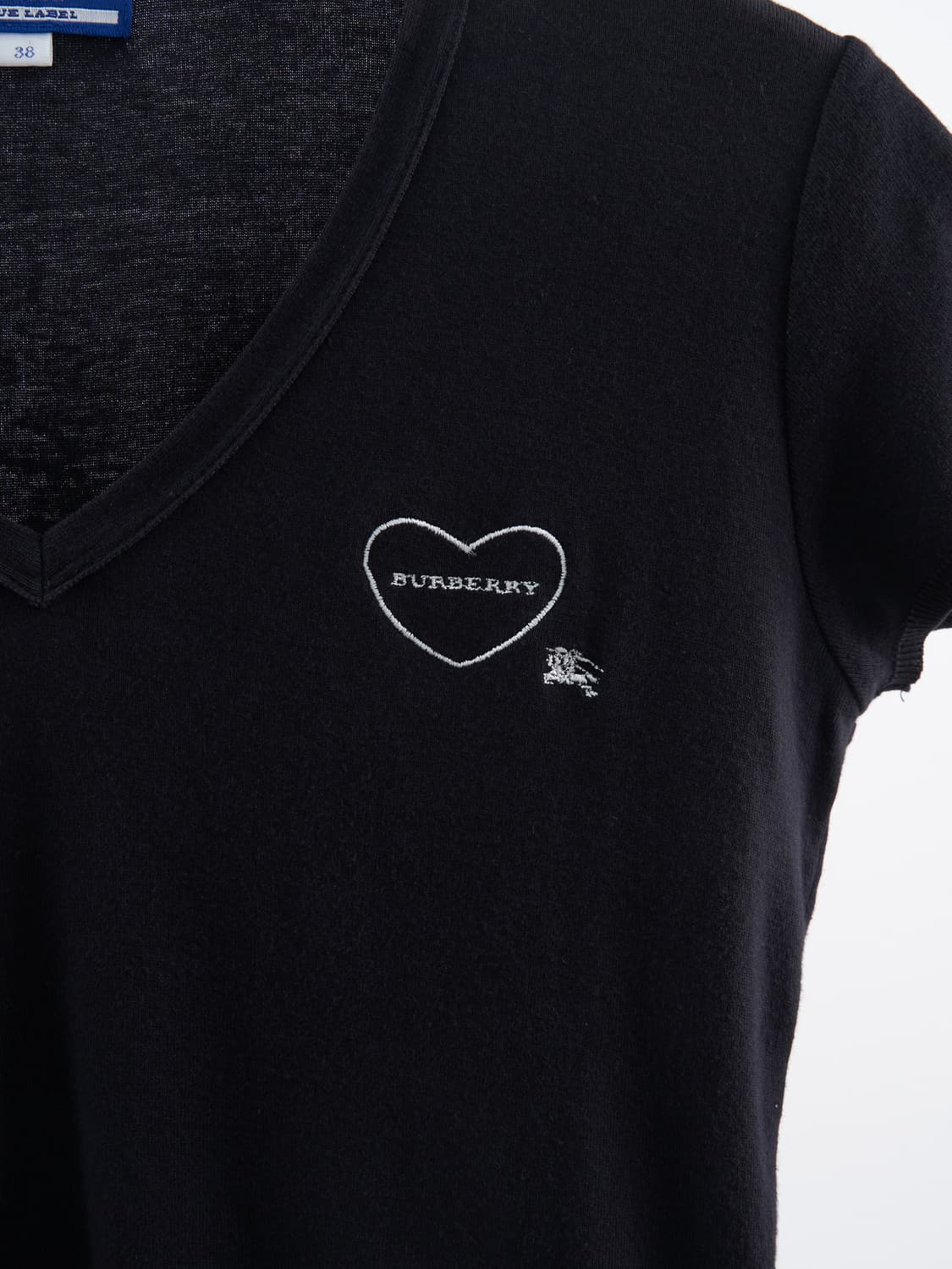 Burberry 블루라벨 하트 패치 브이넥 반팔티 상품이미지3