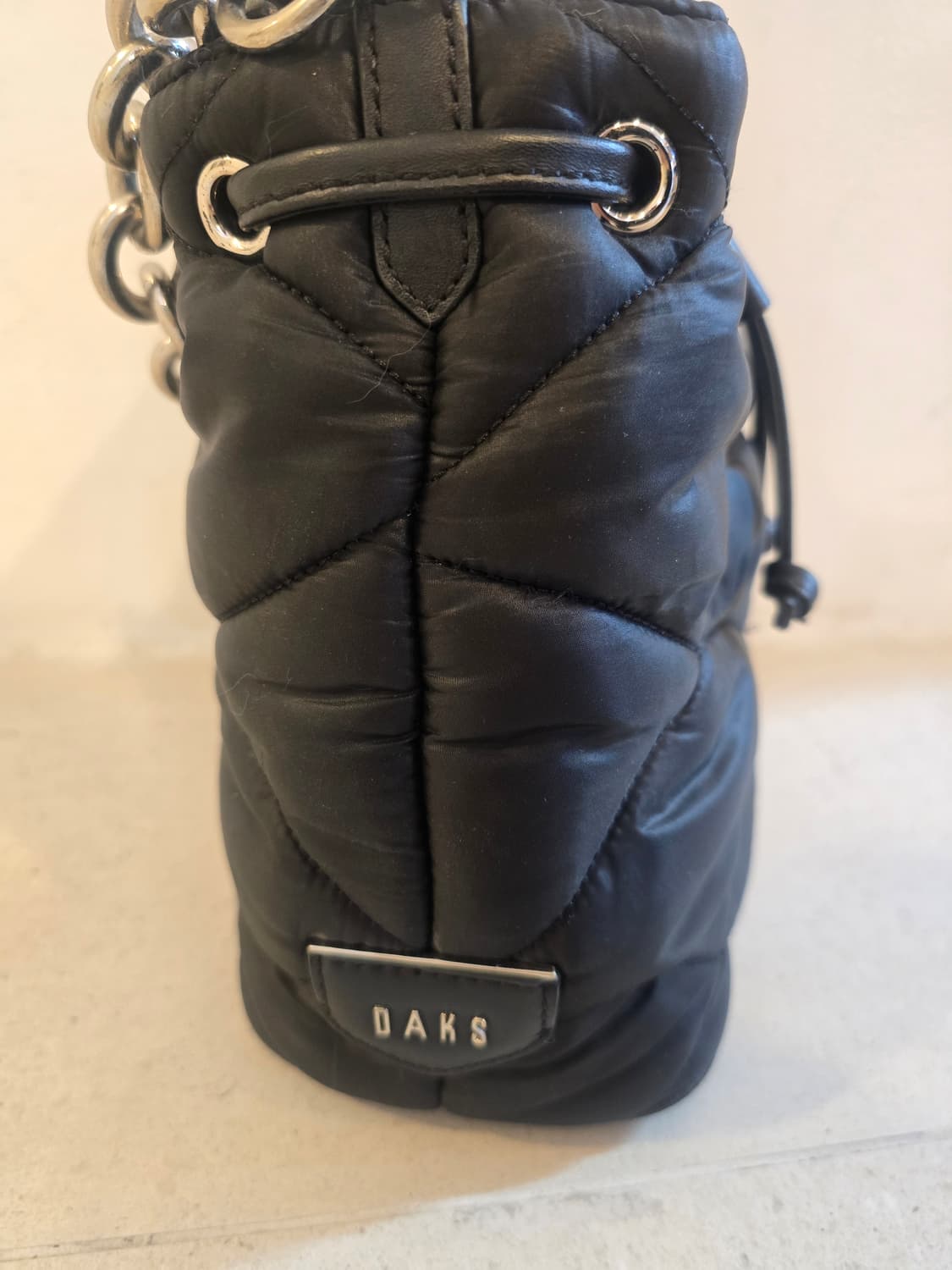 닥스 블랙 퀼팅 버킷백 상품이미지3