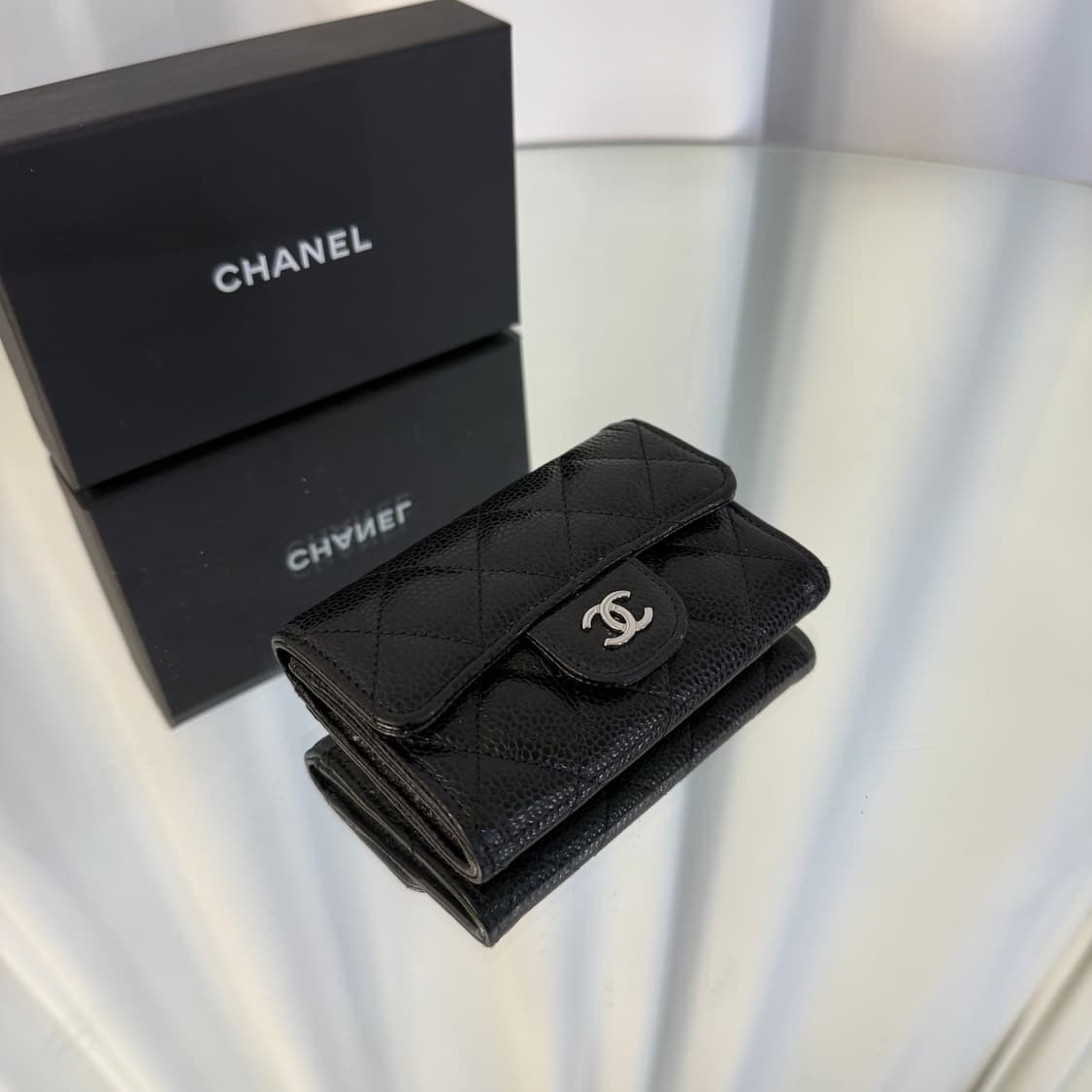 샤넬 클래식 카드 홀더 그레인드 카프스킨 & 실버 메탈 블랙 상품이미지2