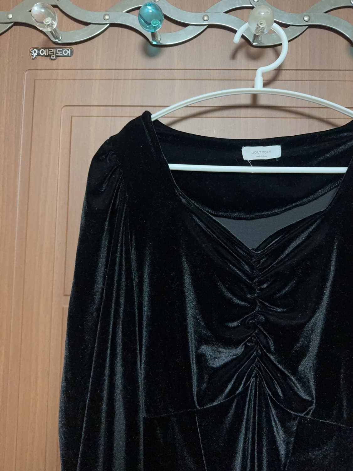 에이블리 무신사 지그재그 연말룩 공겜여주 에이블리 벨벳 블랙 원피스 상품이미지3