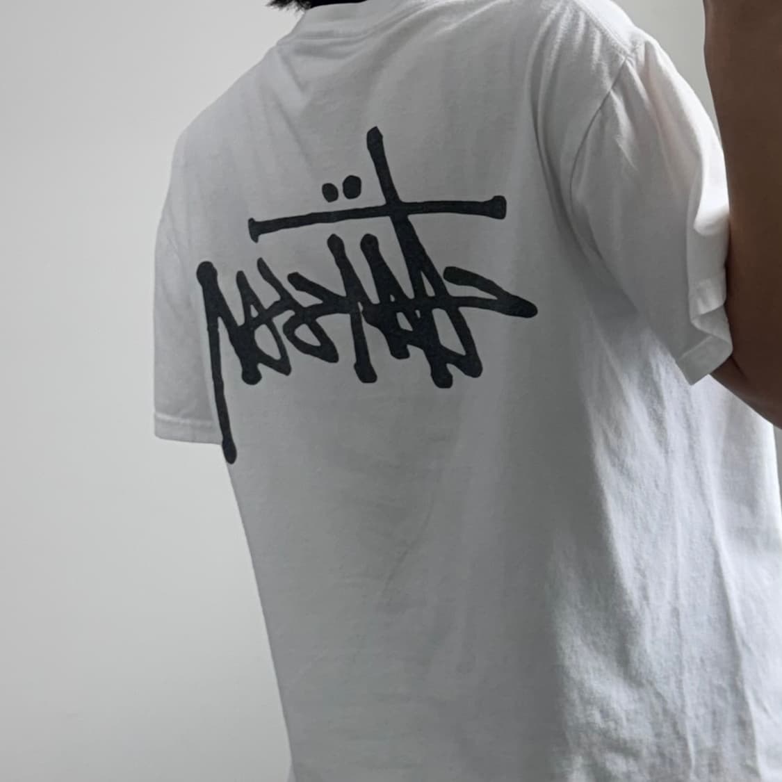Stussy 스투시 차콜 백로고 화이트 반팔 상품이미지2