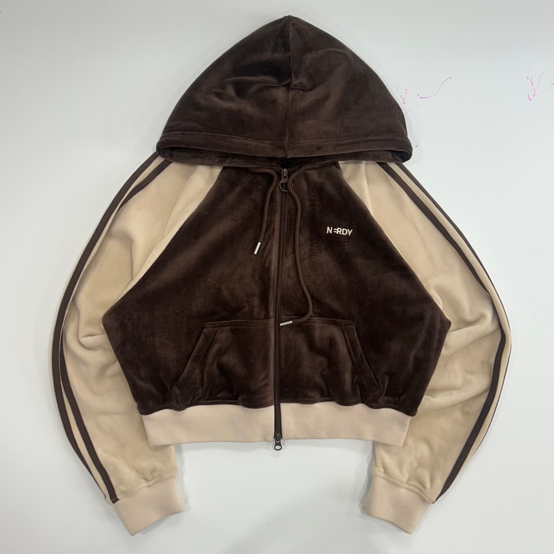 Nerdy 널디 브라운 아이보리 배색 2-way 벨벳 크롭 후드집업 상품이미지4