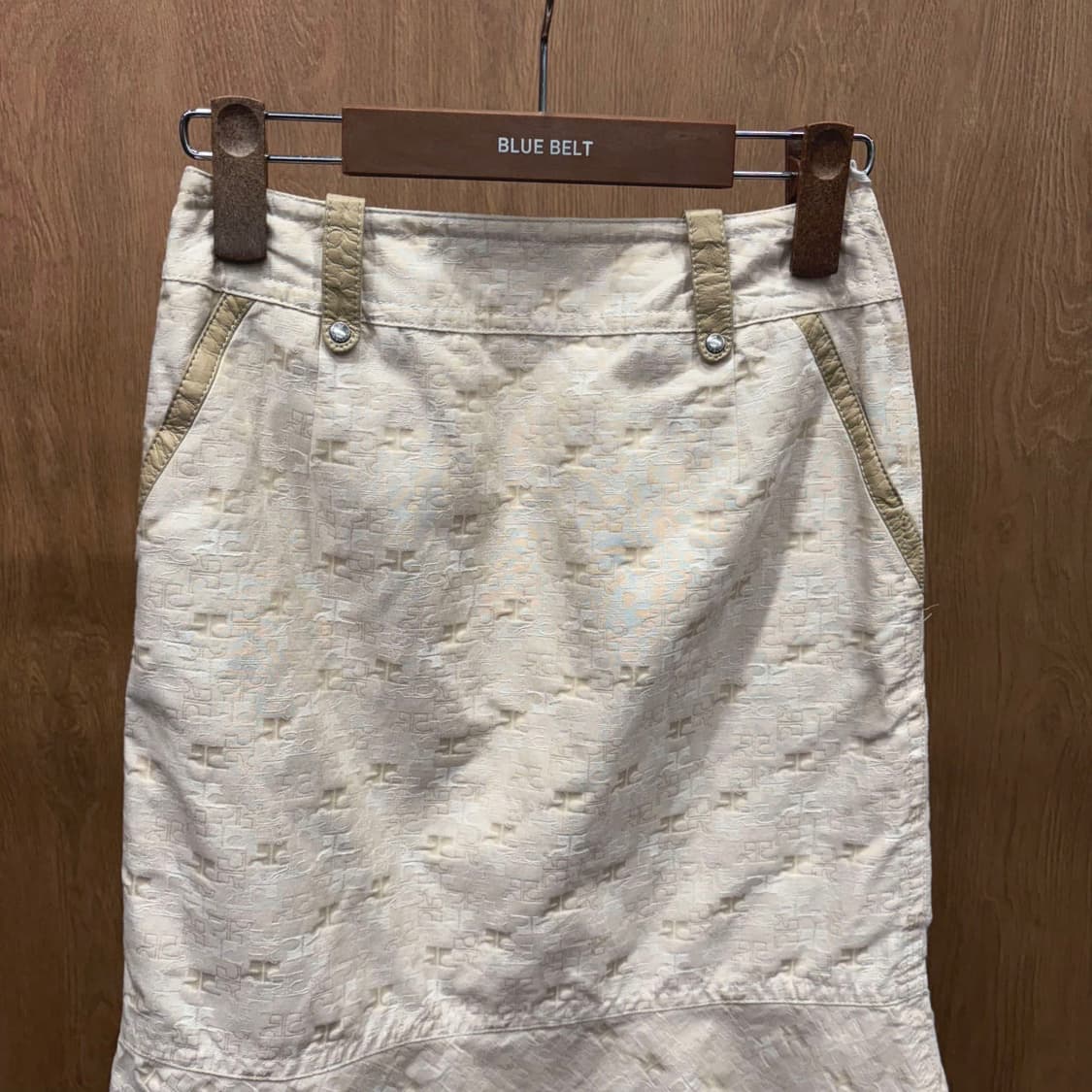 꾸레쥬 미디 스커트 로고 패턴 배색 디테일 아이보리 베이지 상품이미지4