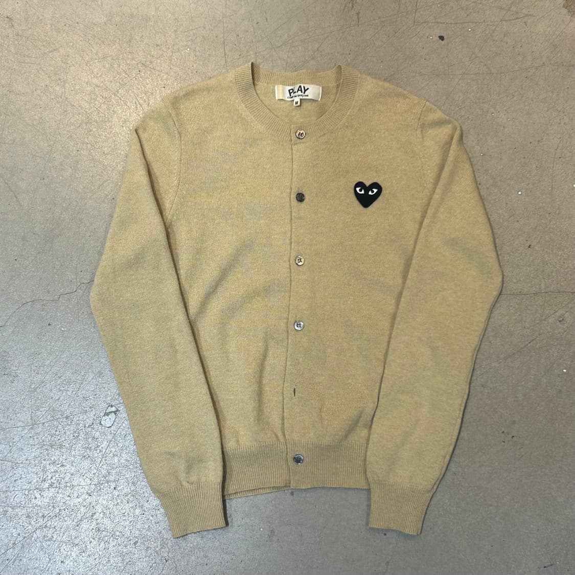 M 꼼데가르송 여성용 검정 하트 와펜 베이지 가디건 상품이미지2