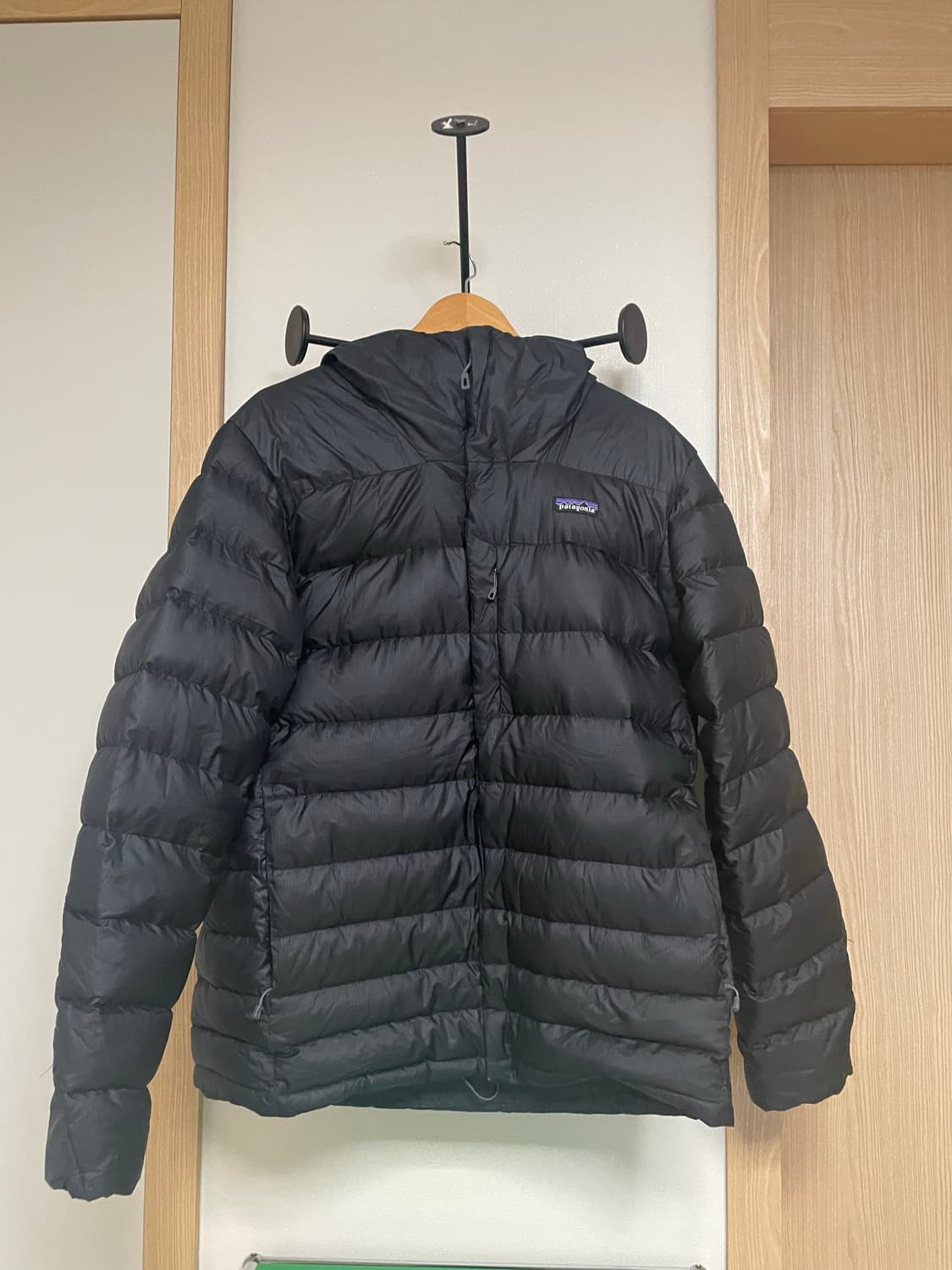 파타고니아 다운스웨터 후드 패딩 블랙 상품이미지2