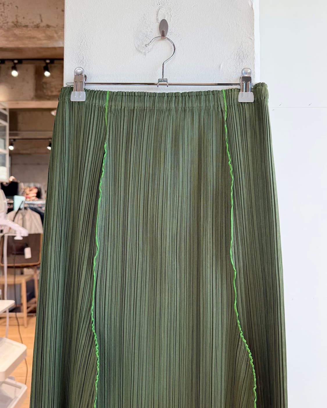 플리츠플리즈 카키 링컬 미디스커트  상품이미지3